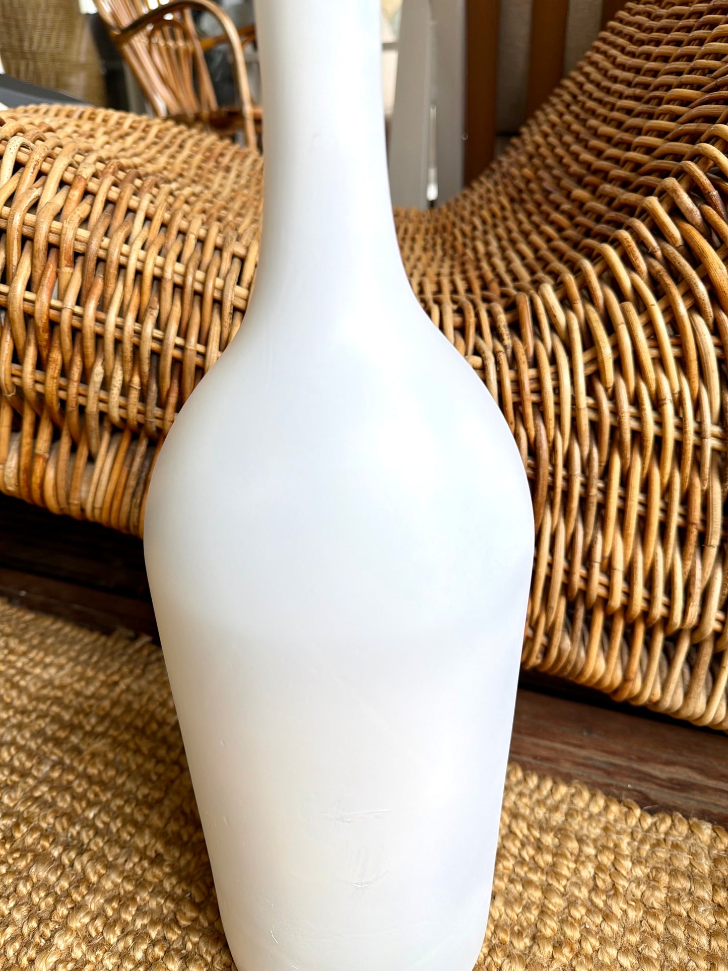 Vase ancien blanc mat