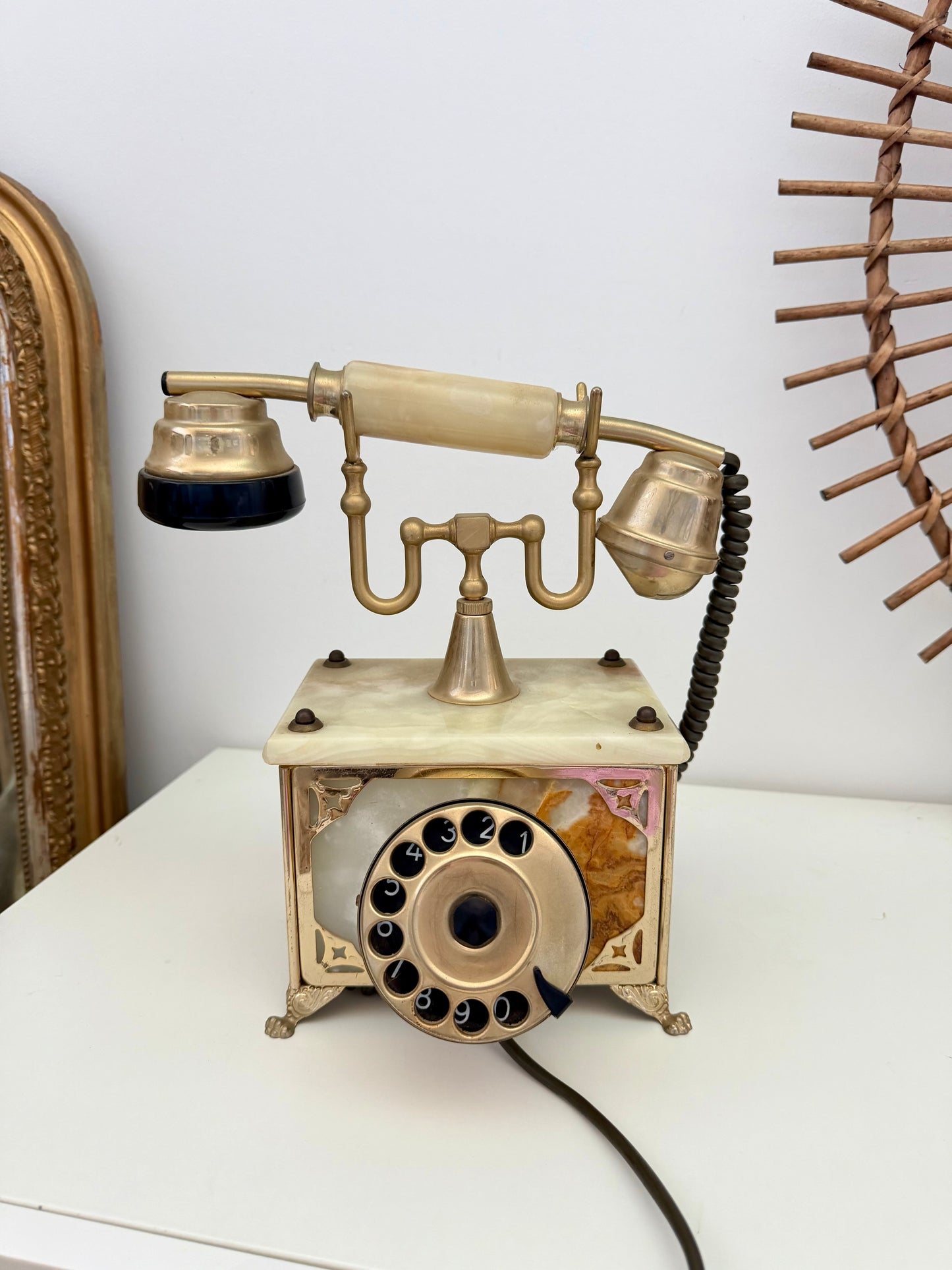 Téléphone vintage en onyx et laiton