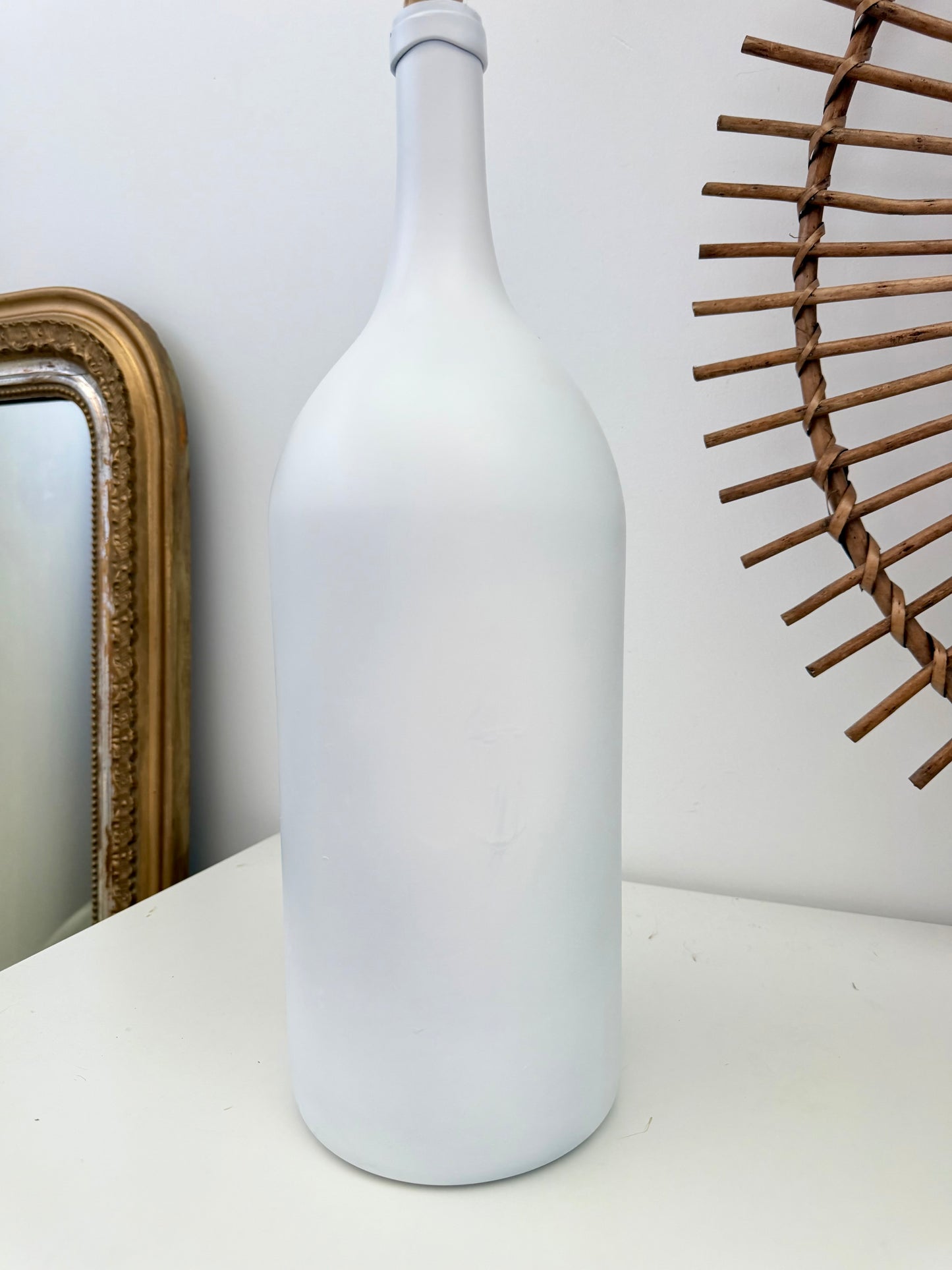 Vase bouteille ancien blanc mat