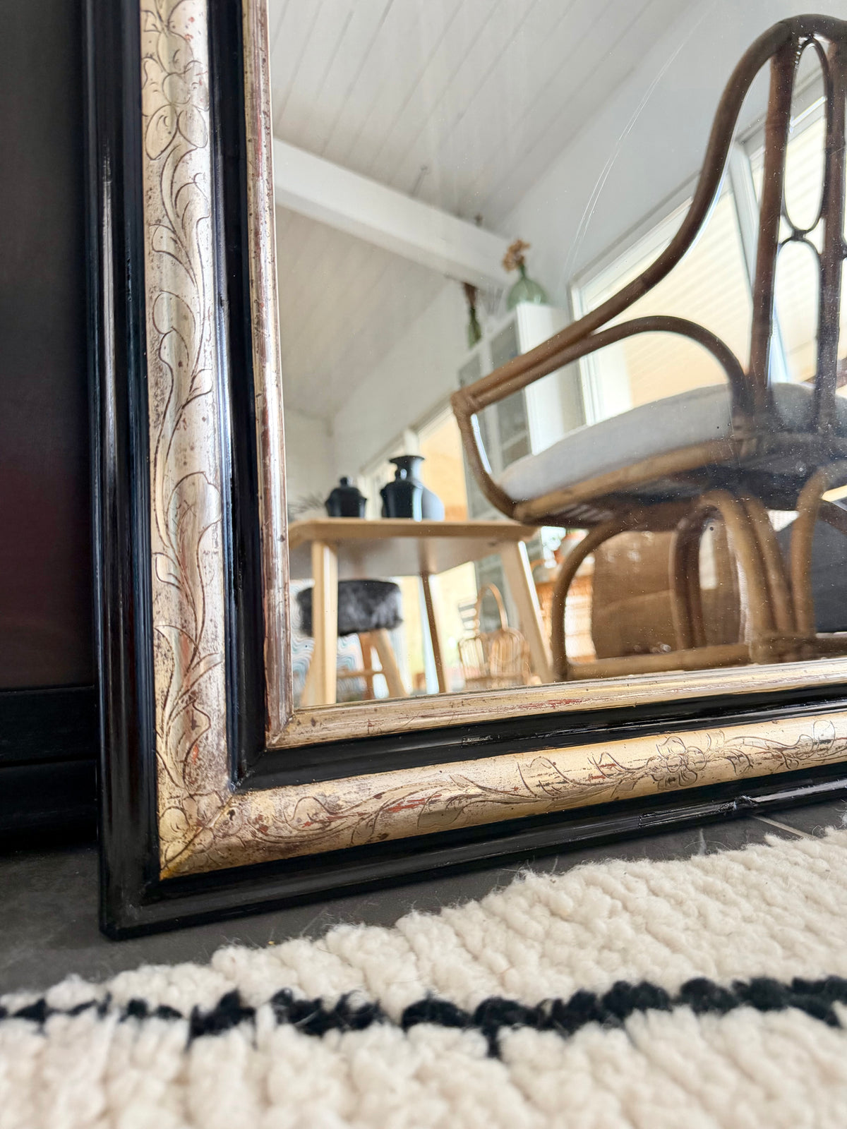 Miroir ancien Louis Philippe doré à la feuille d’or et noir