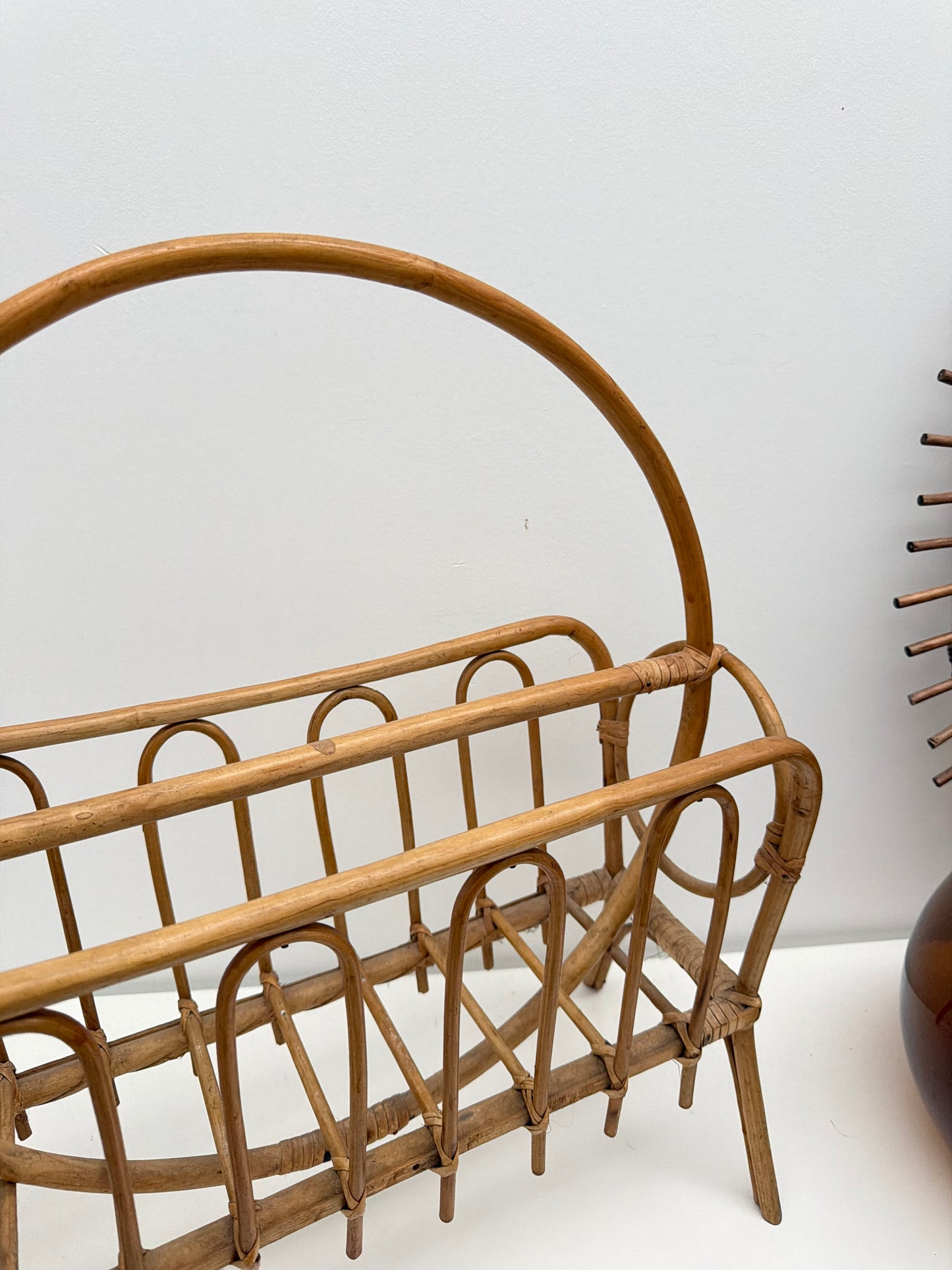 Porte-revues en rotin vintage
