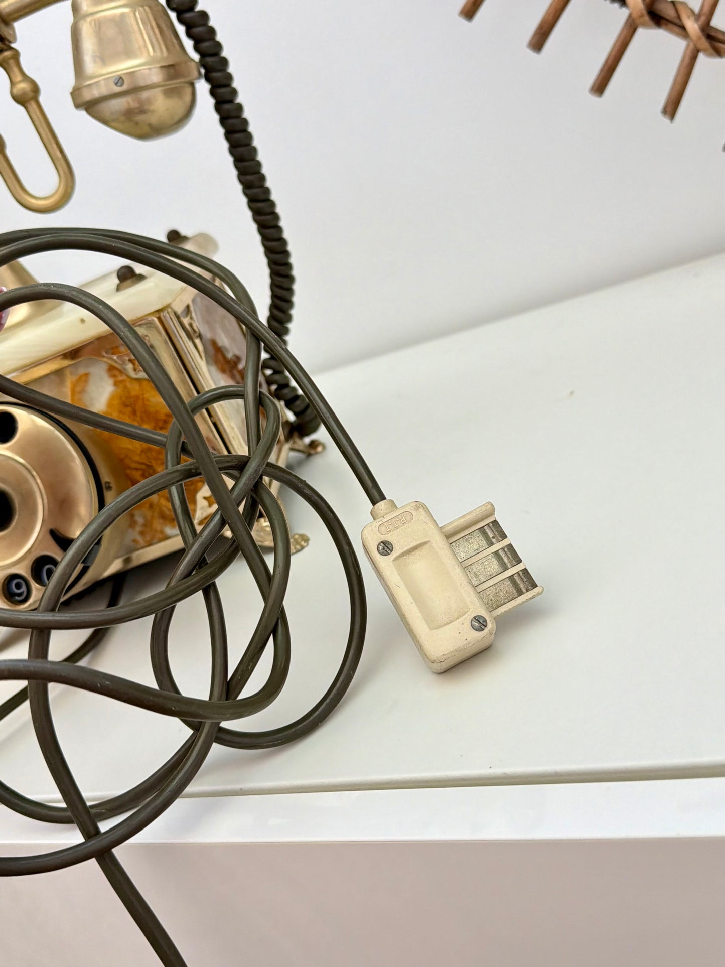 Téléphone vintage en onyx et laiton