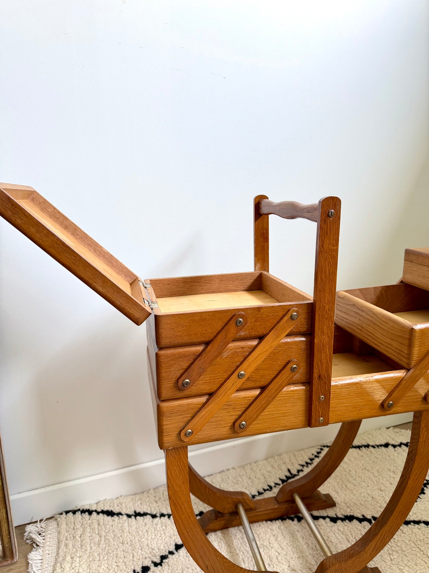 Travailleuse vintage en bois – meuble de couture sur pied,style mid-century
