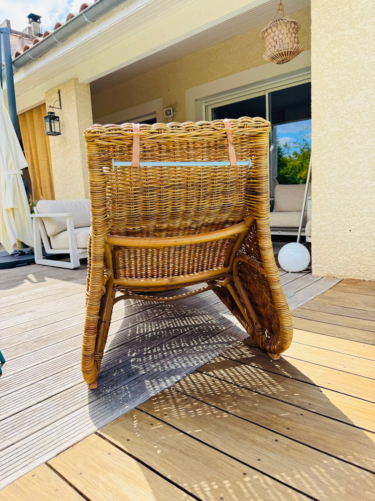 Fauteuil transat vintage “Karlskrona” en rotin – design Carl Öjerstam