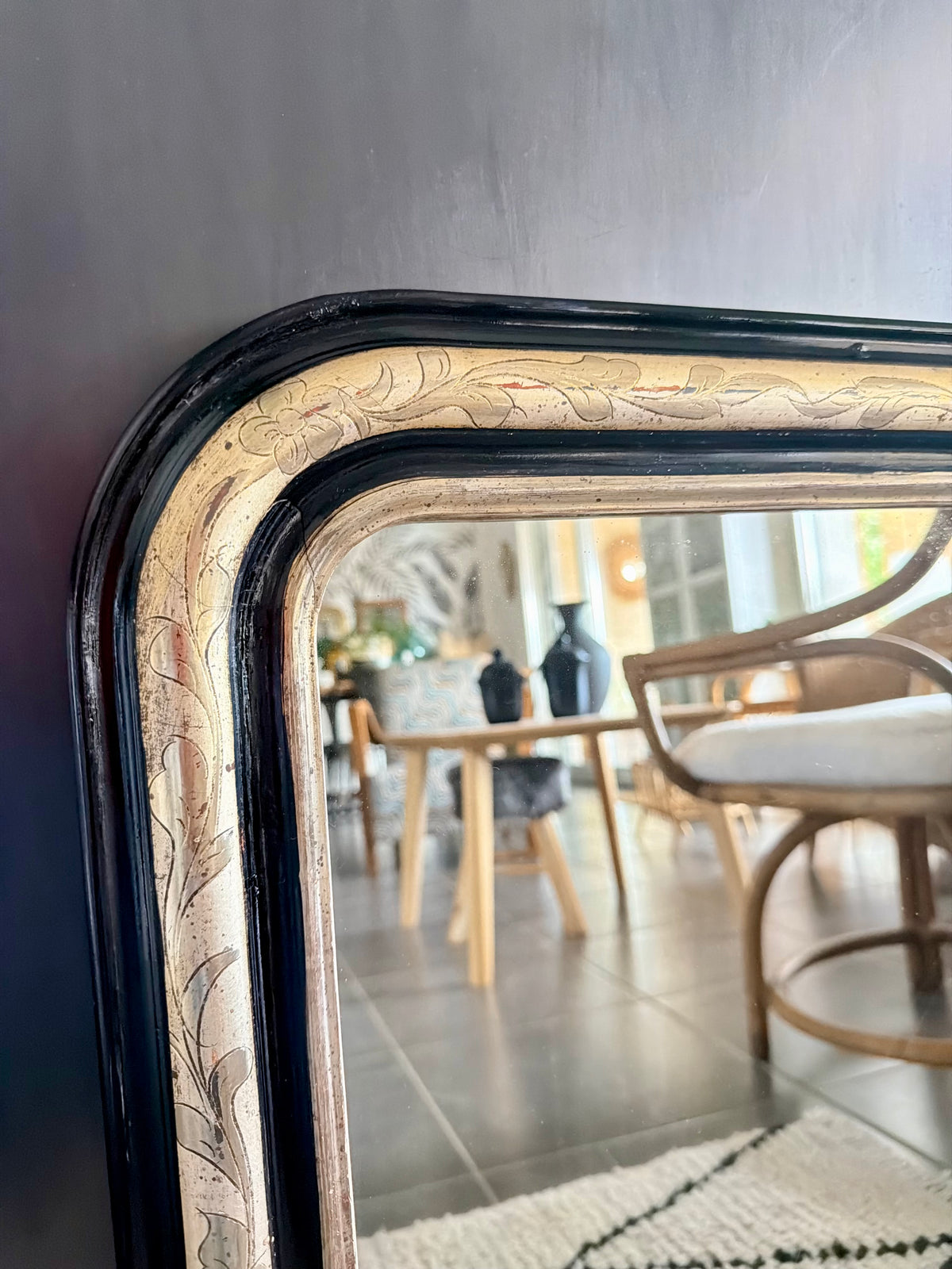 Miroir ancien Louis Philippe doré à la feuille d’or et noir