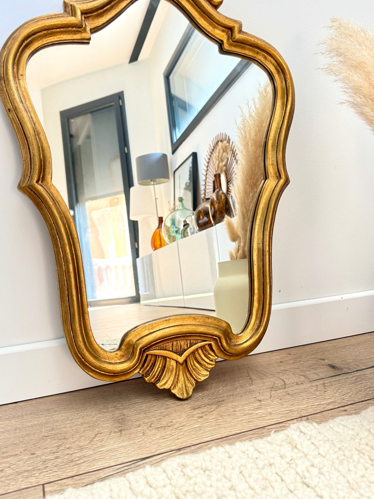Charmant miroir doré de style baroque