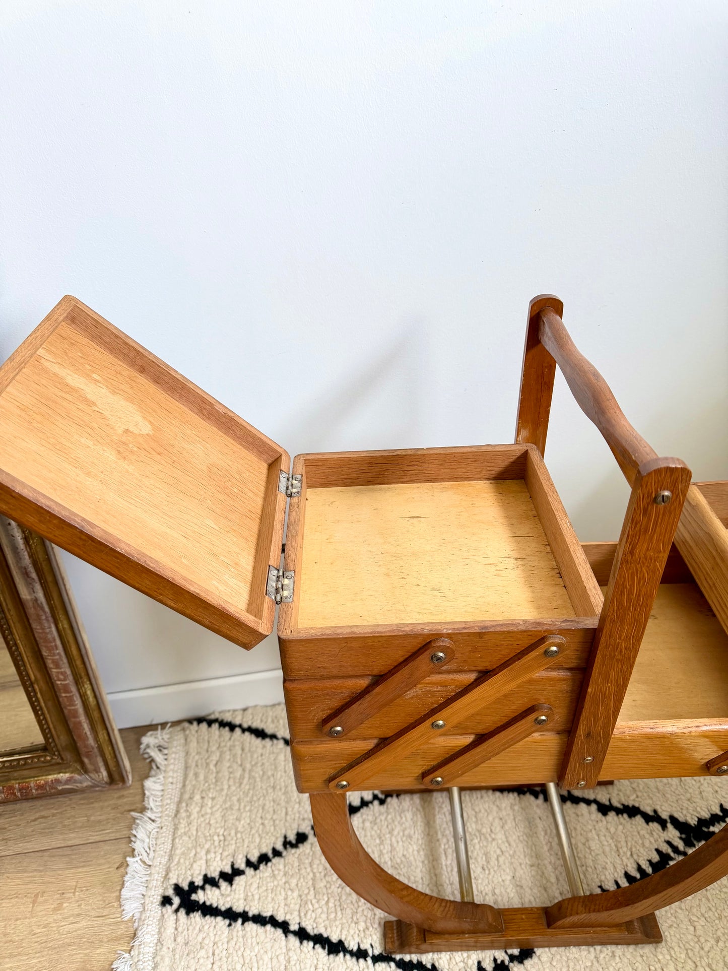 Travailleuse vintage en bois – meuble de couture sur pied,style mid-century
