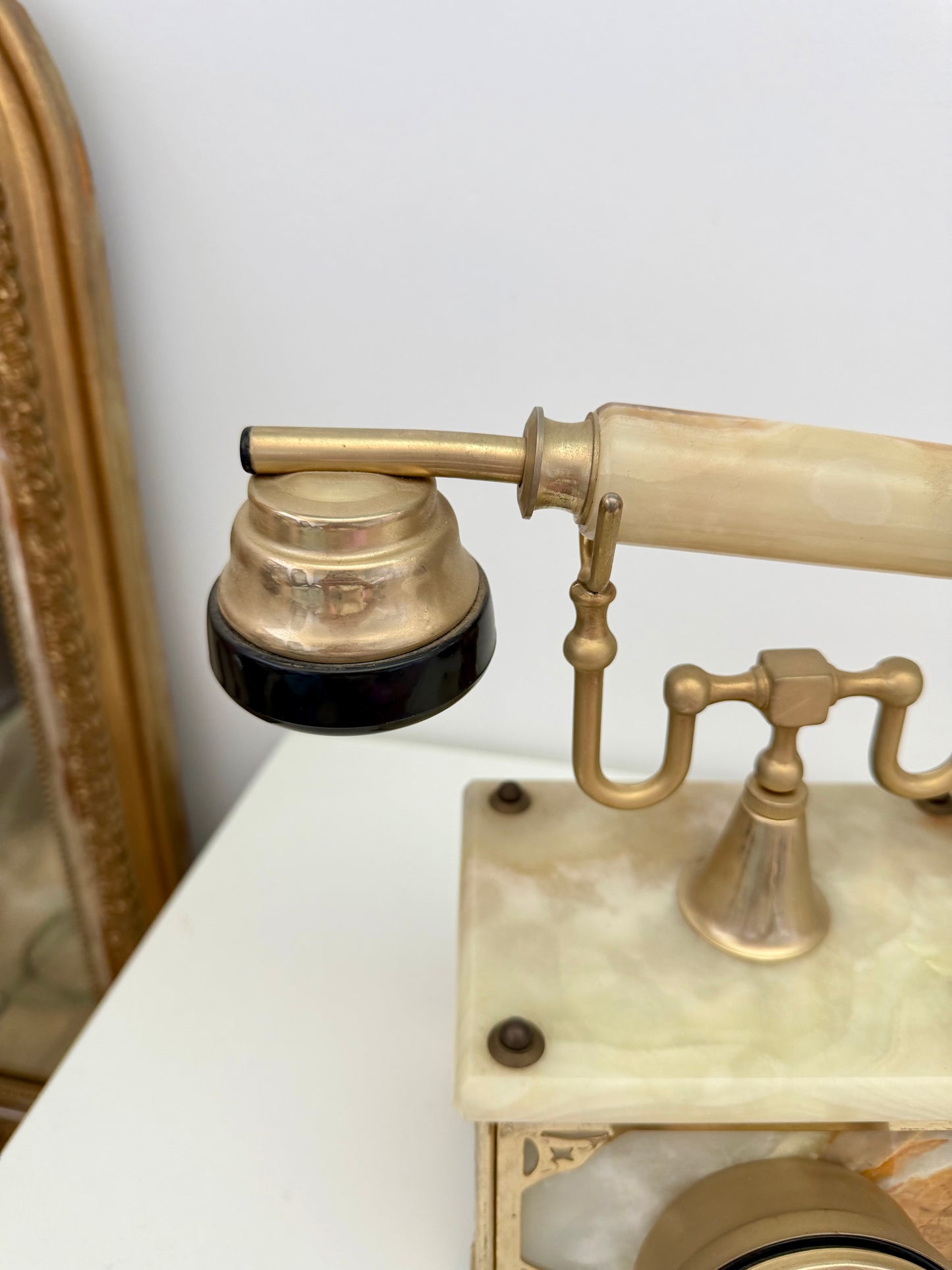 Téléphone vintage en onyx et laiton