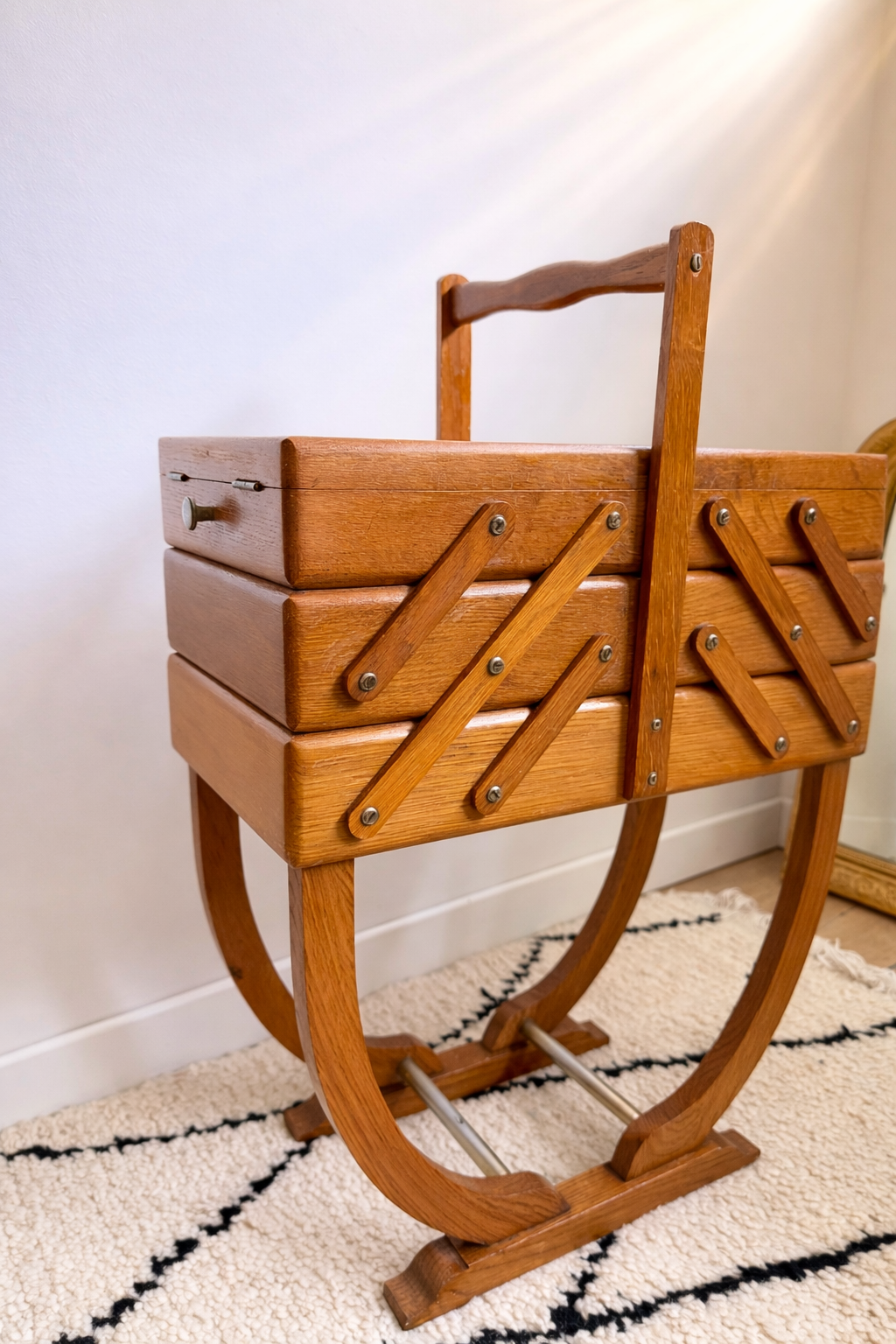Travailleuse vintage en bois – meuble de couture sur pied,style mid-century