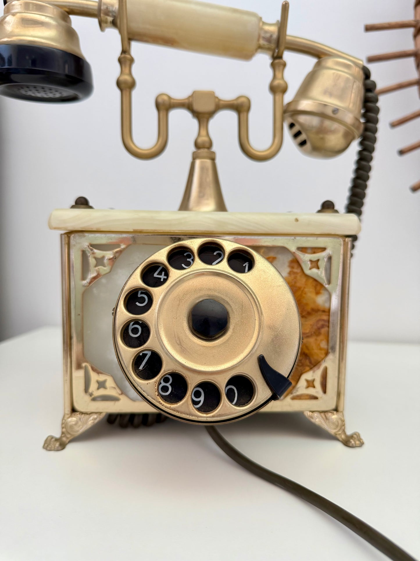 Téléphone vintage en onyx et laiton