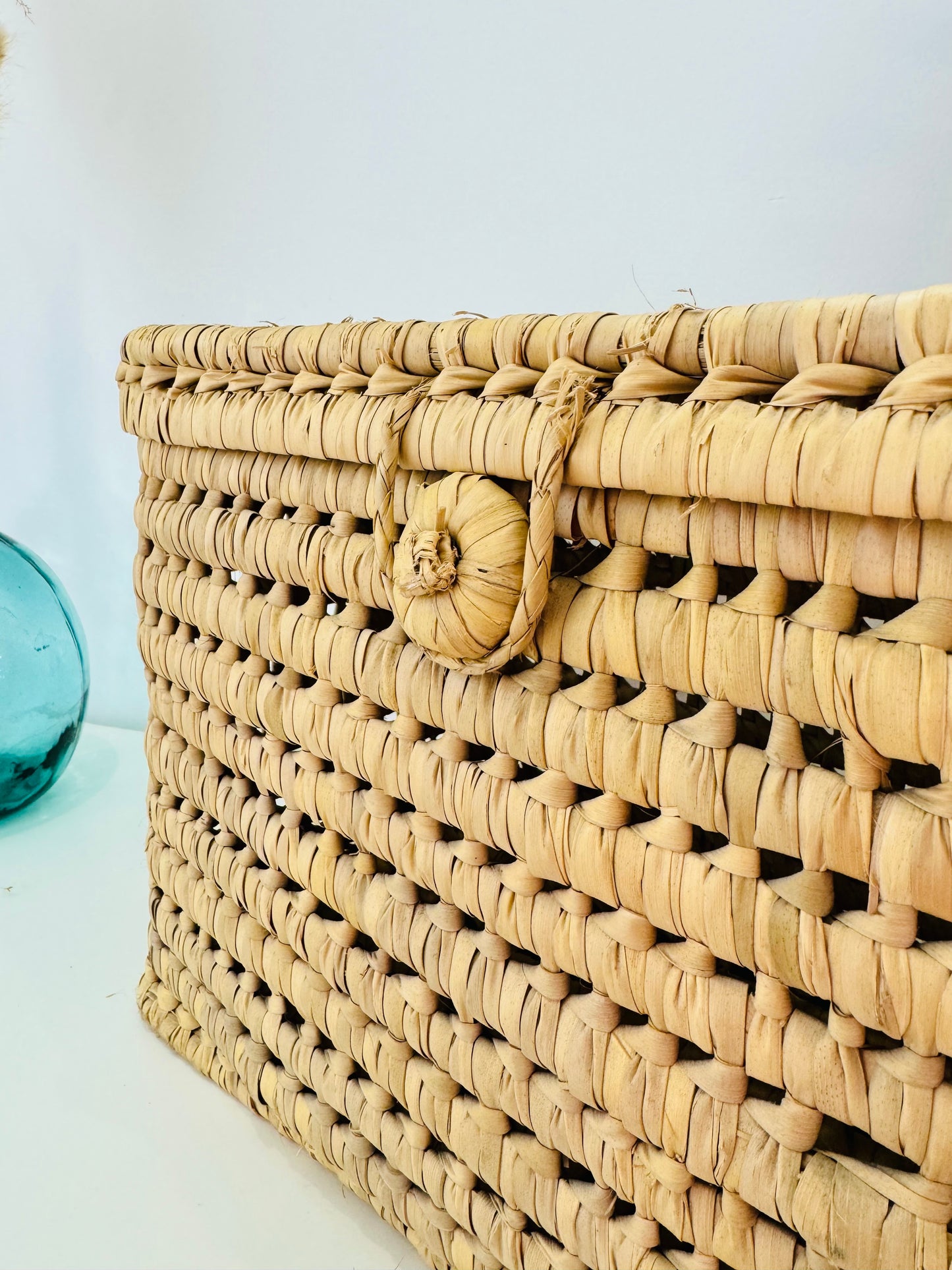 Malle de rangement en feuilles de palmier