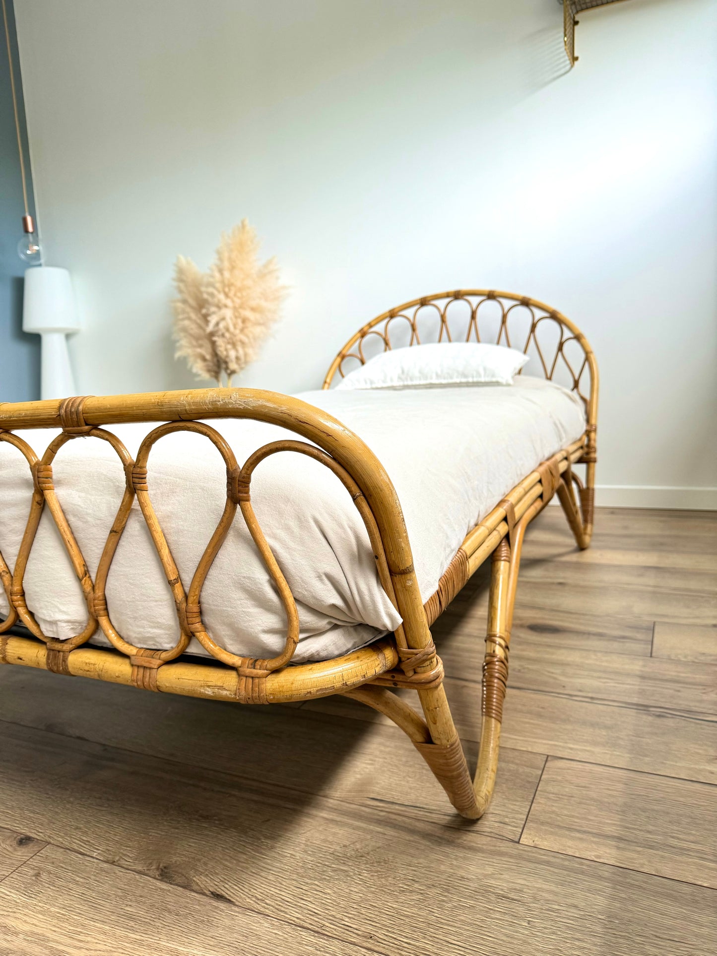Lit enfant en rotin vintage