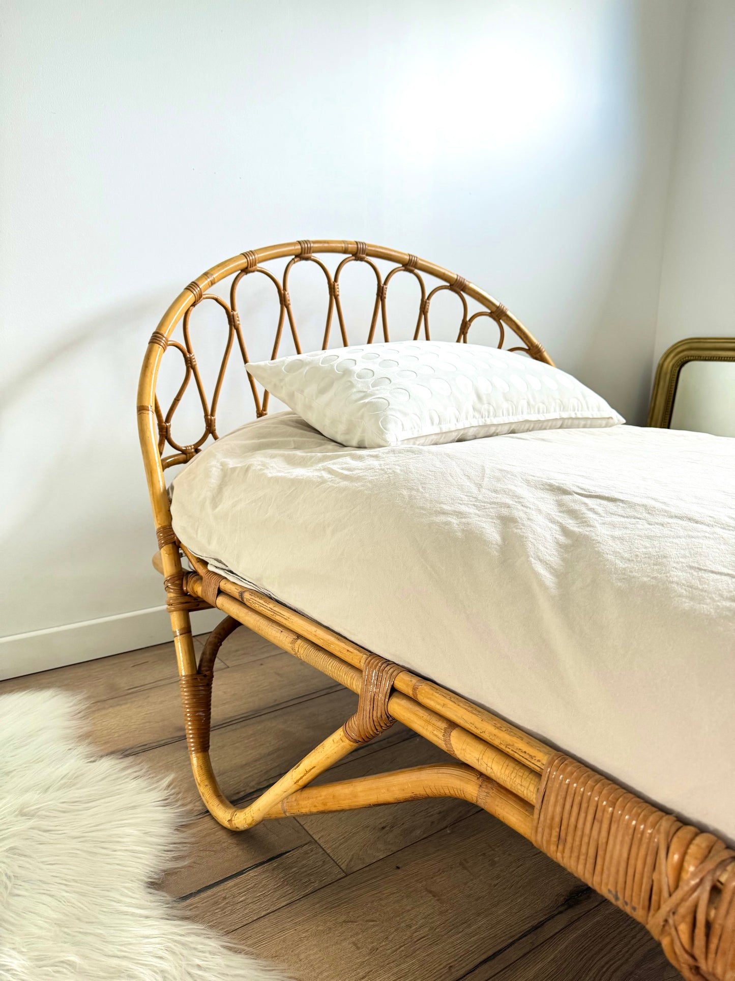Lit enfant en rotin vintage