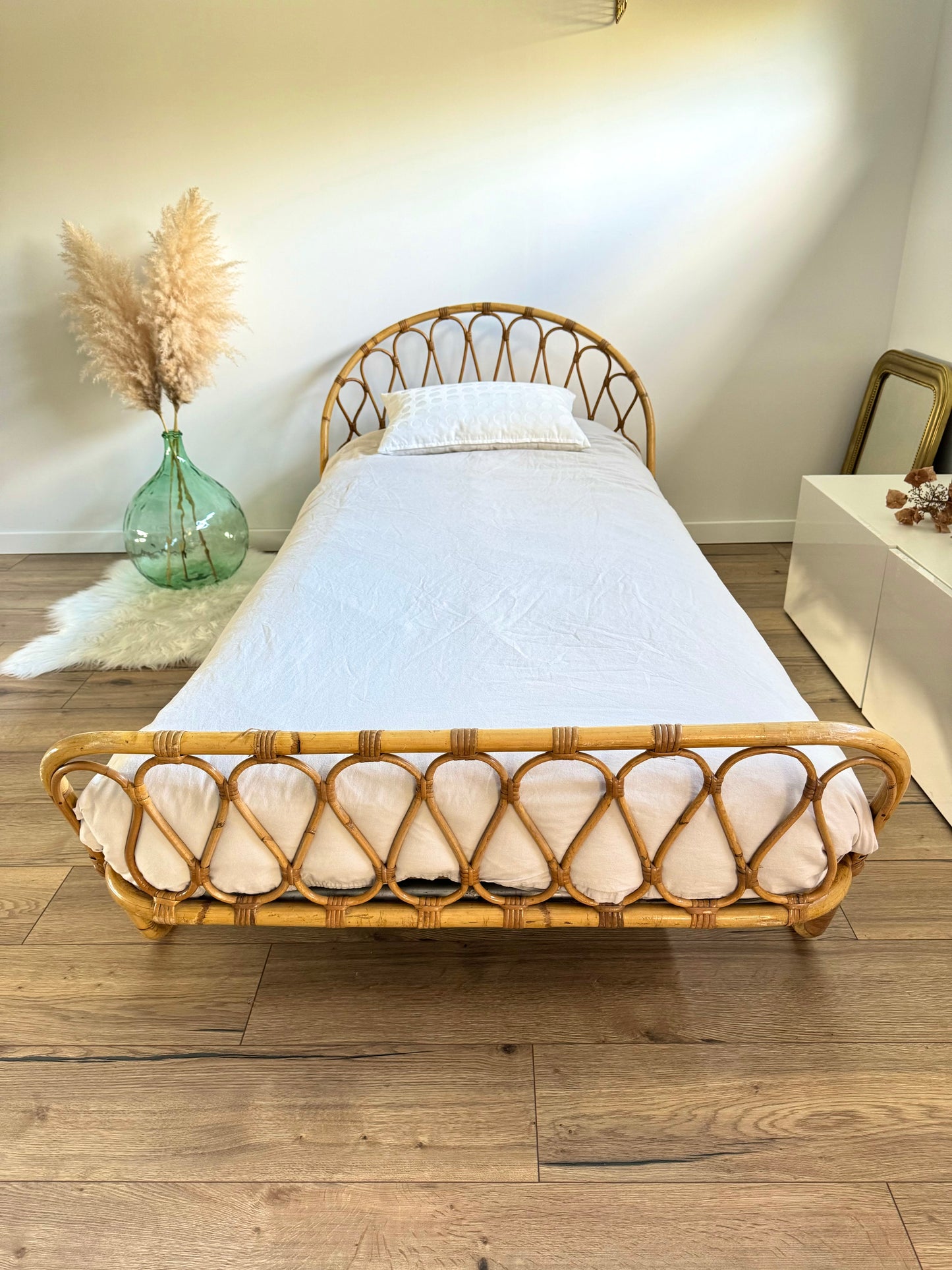 Lit enfant en rotin vintage