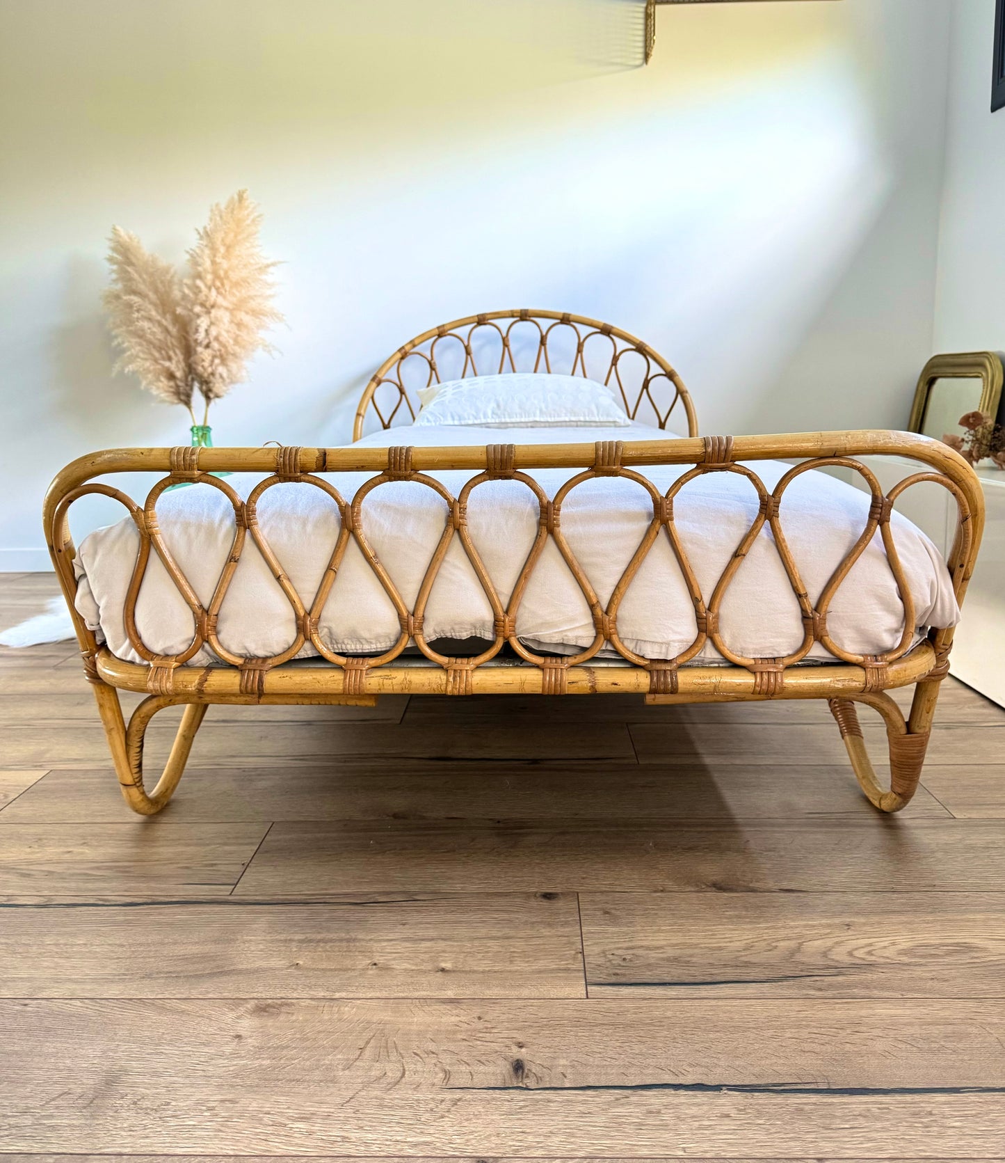 Lit enfant en rotin vintage