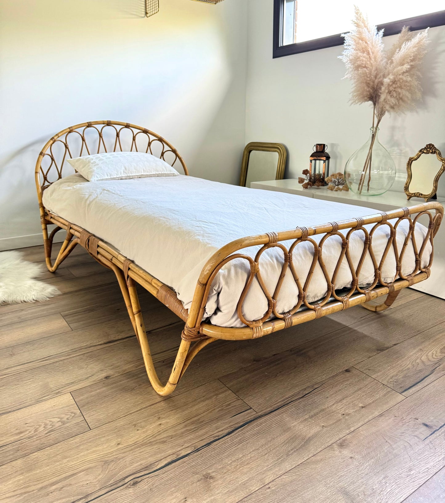 Lit enfant en rotin vintage