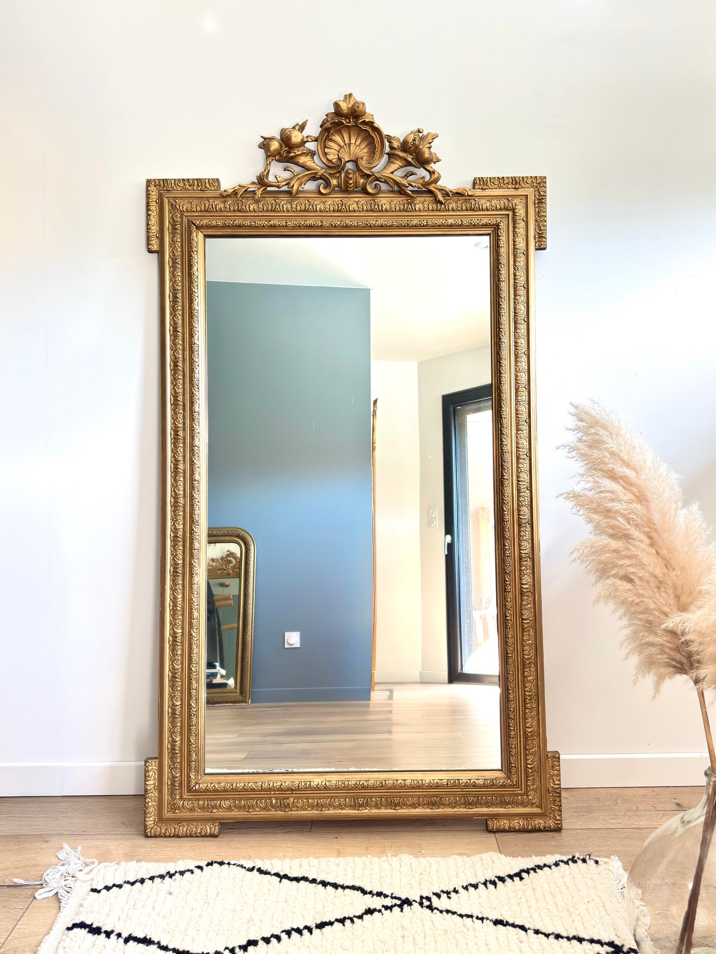 Grand miroir ancien doré avec fronton