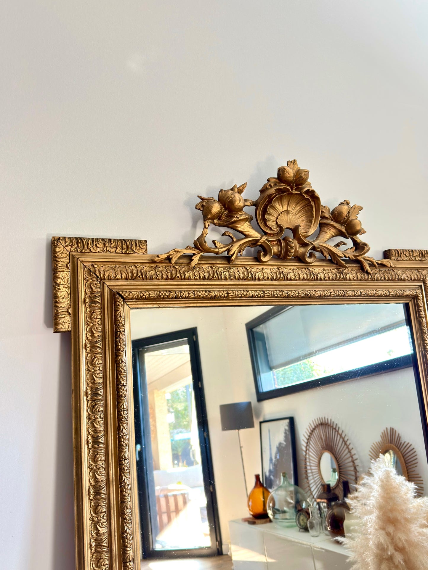 Grand miroir ancien doré avec fronton