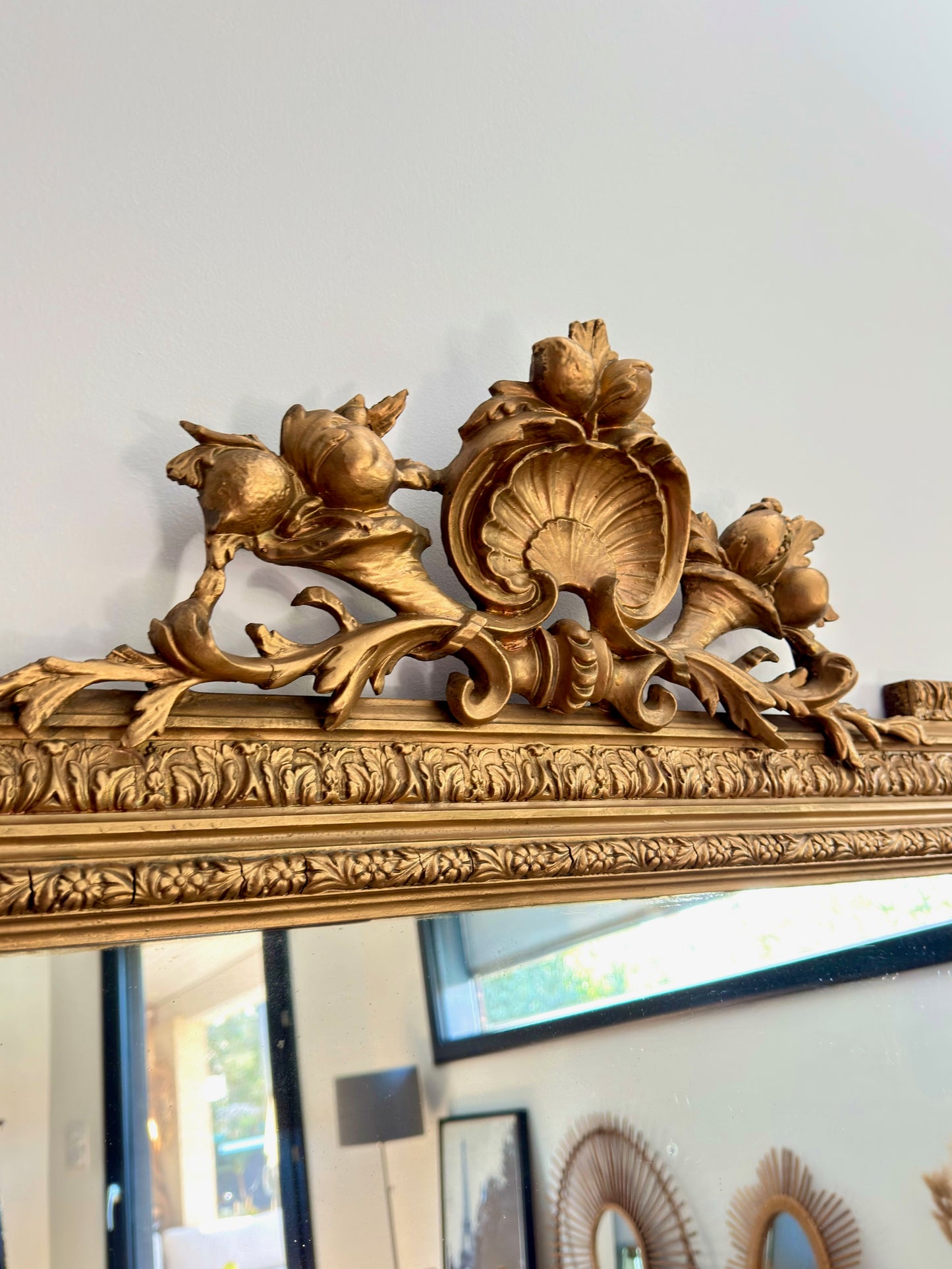 Grand miroir ancien doré avec fronton