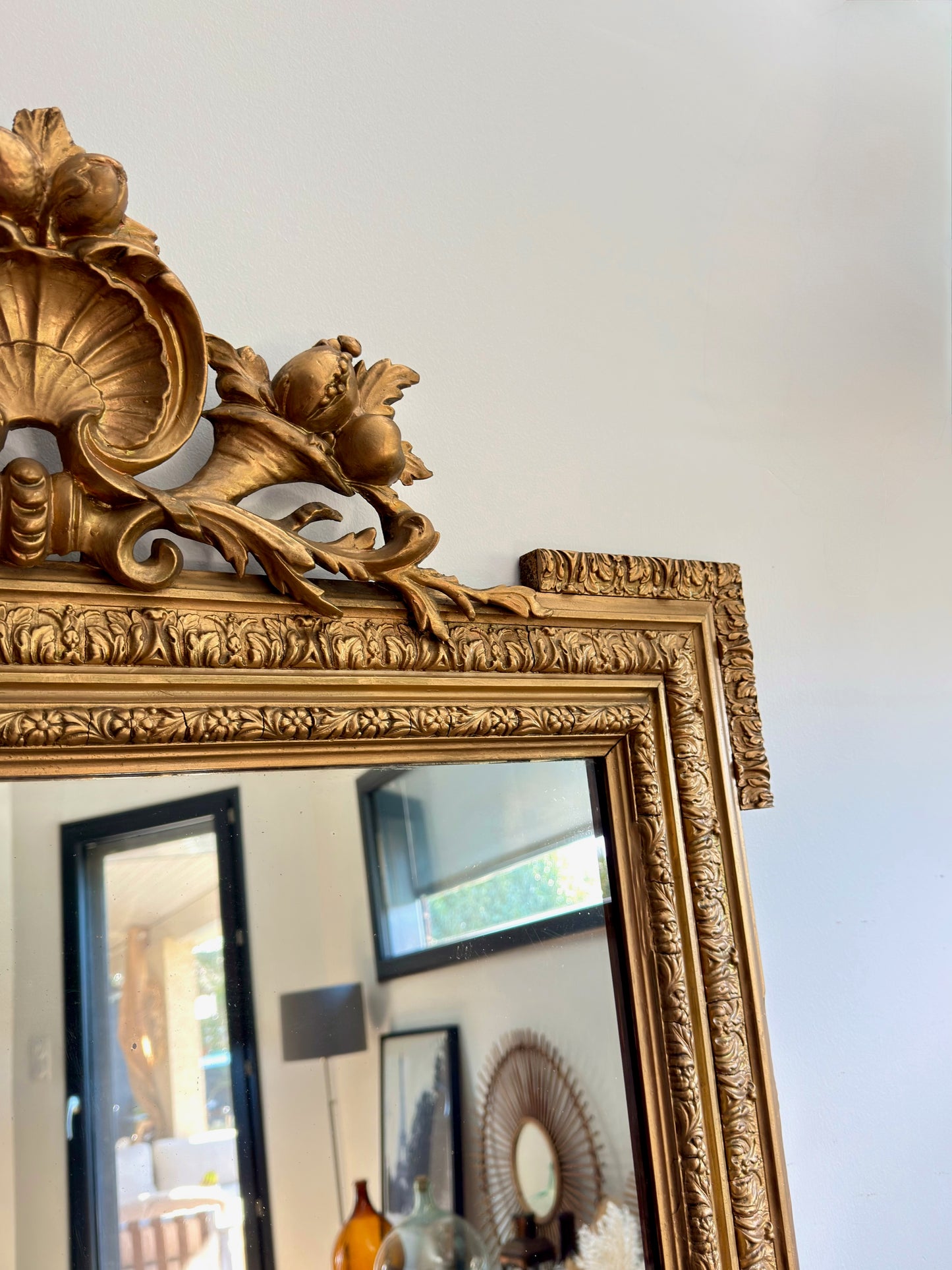 Grand miroir ancien doré avec fronton