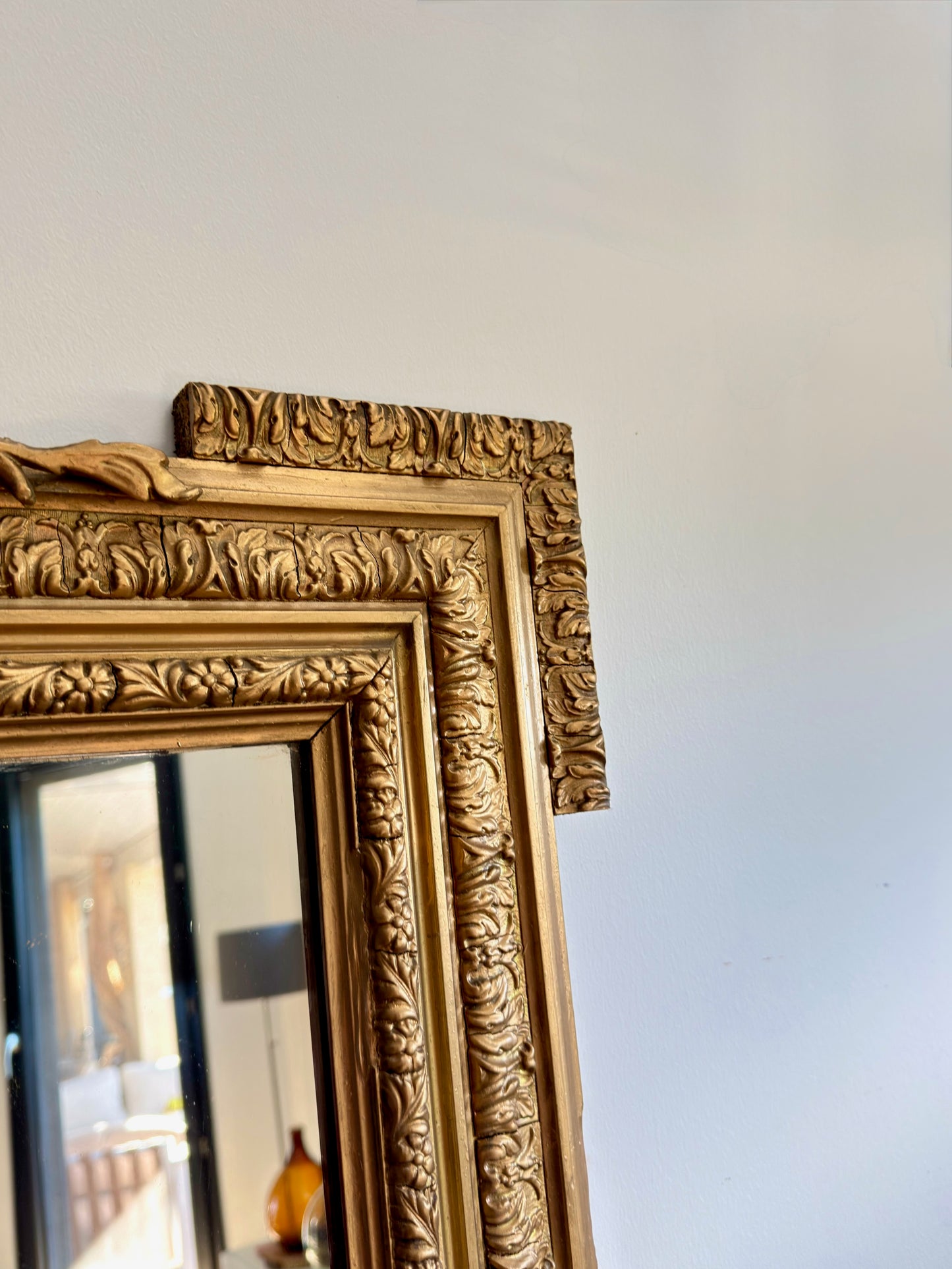 Grand miroir ancien doré avec fronton