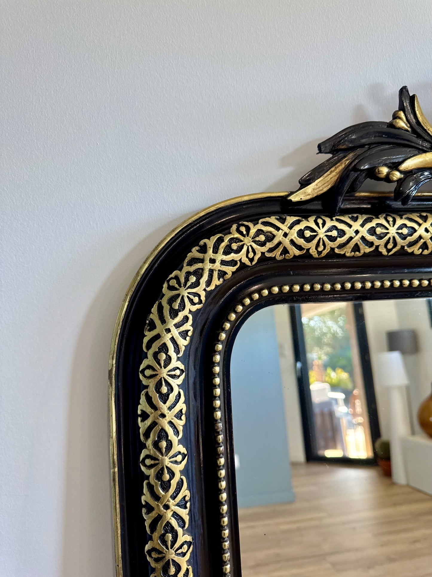 Miroir ancien au style Napoléon III, doré à la feuille d'or