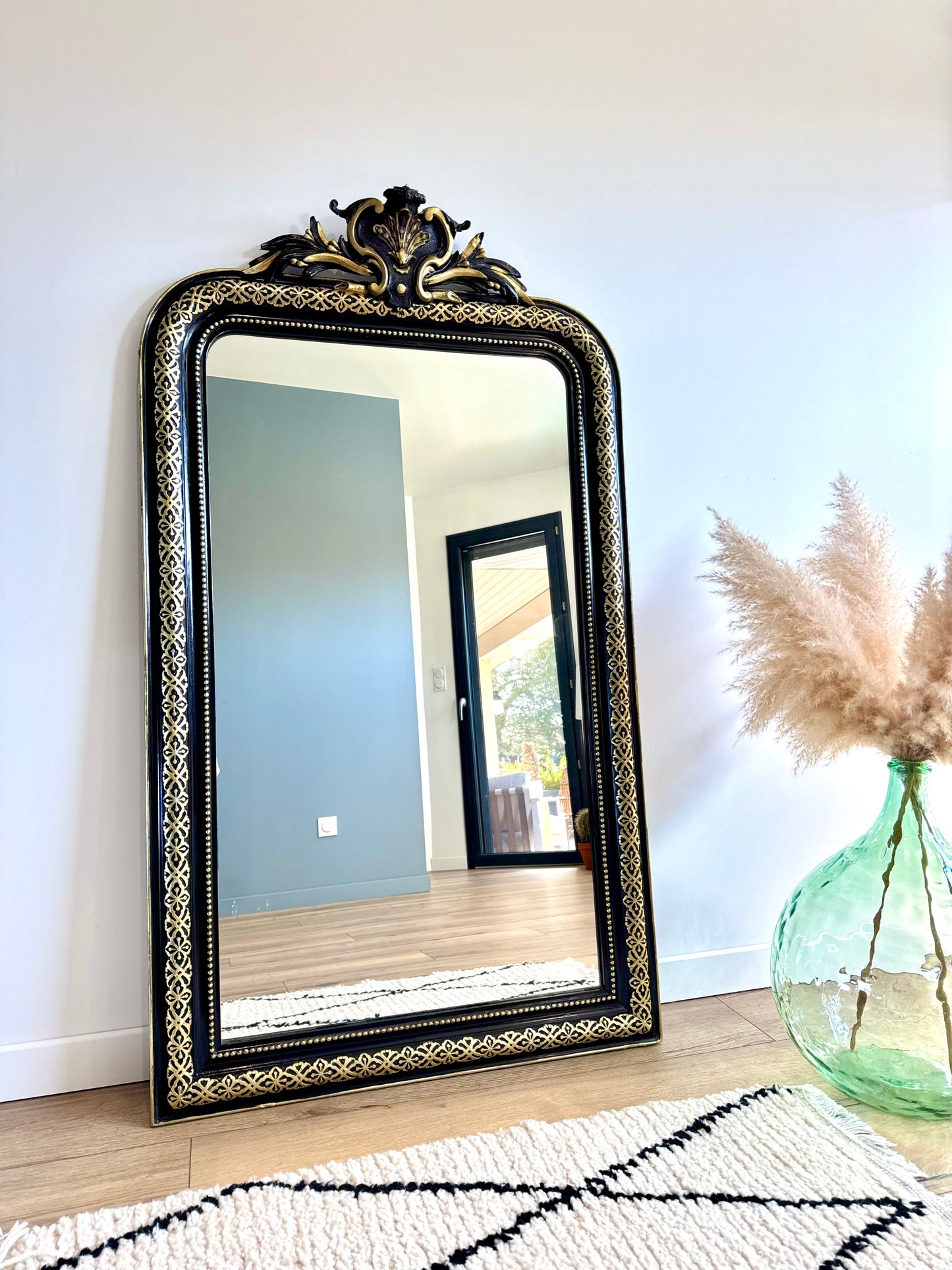 Miroir ancien au style Napoléon III, doré à la feuille d'or