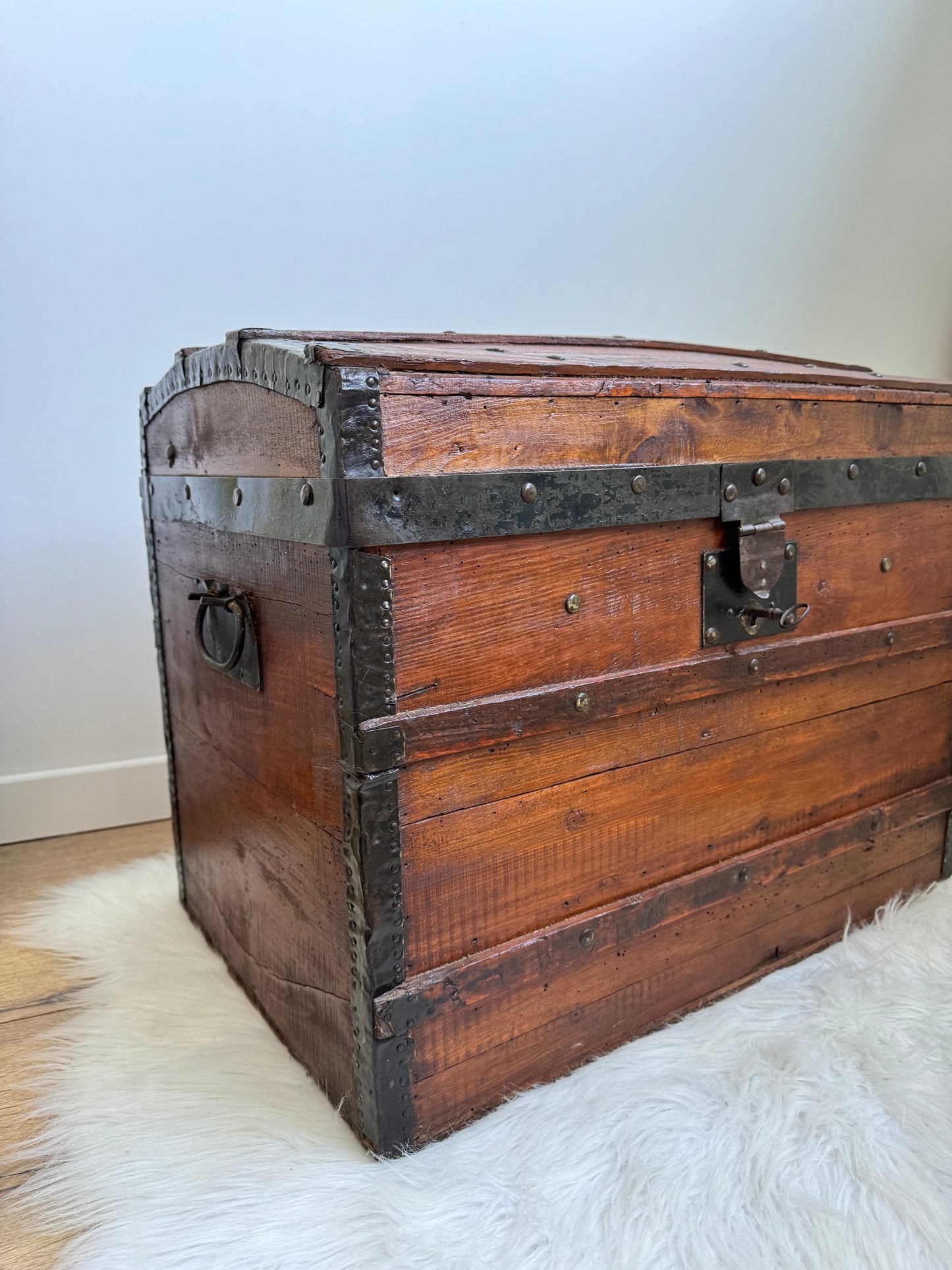 Grand coffre de rangement ancien