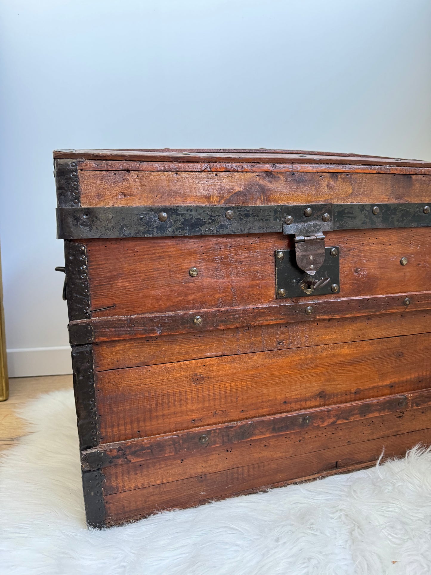 Grand coffre de rangement ancien