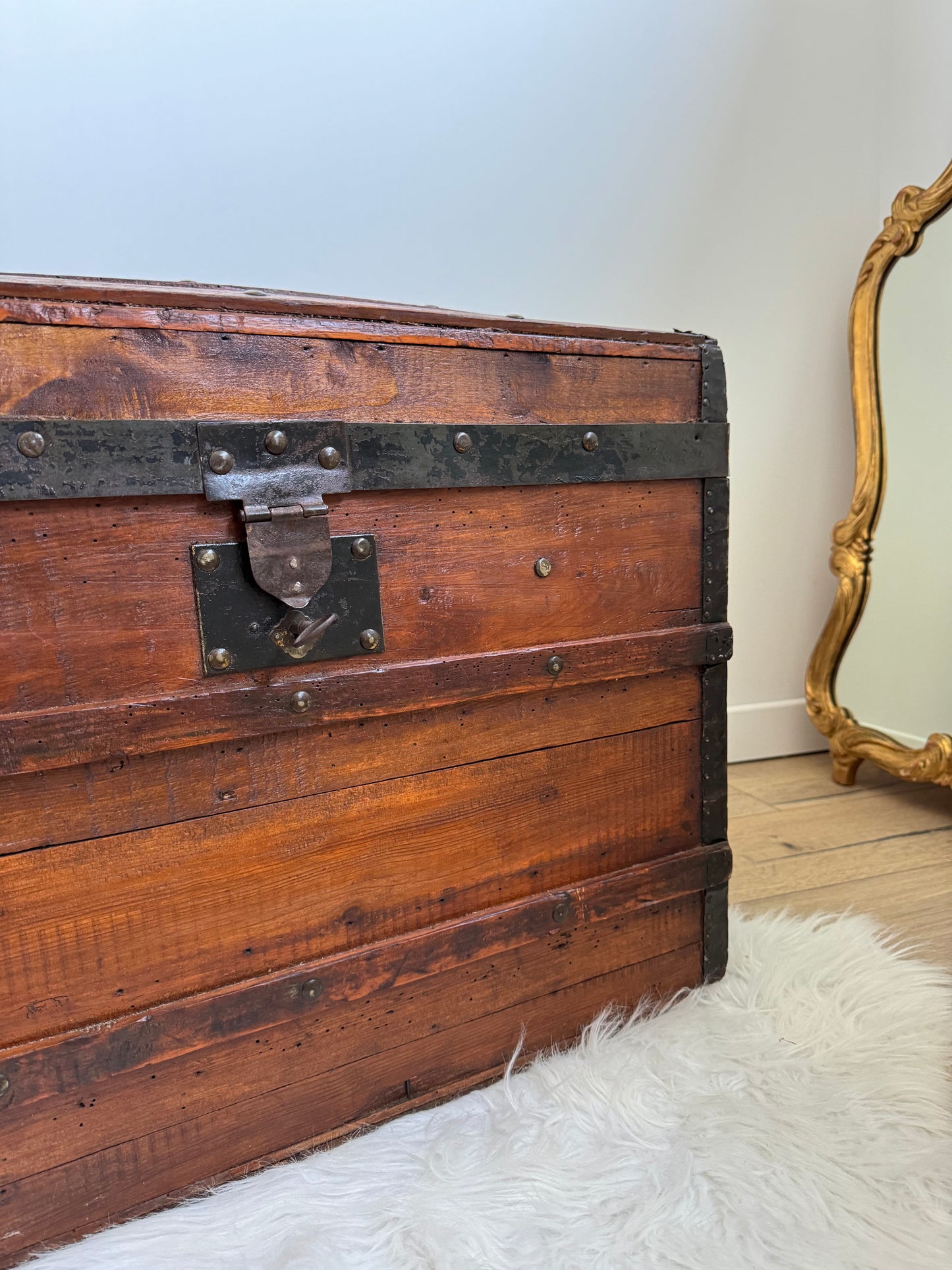 Grand coffre de rangement ancien