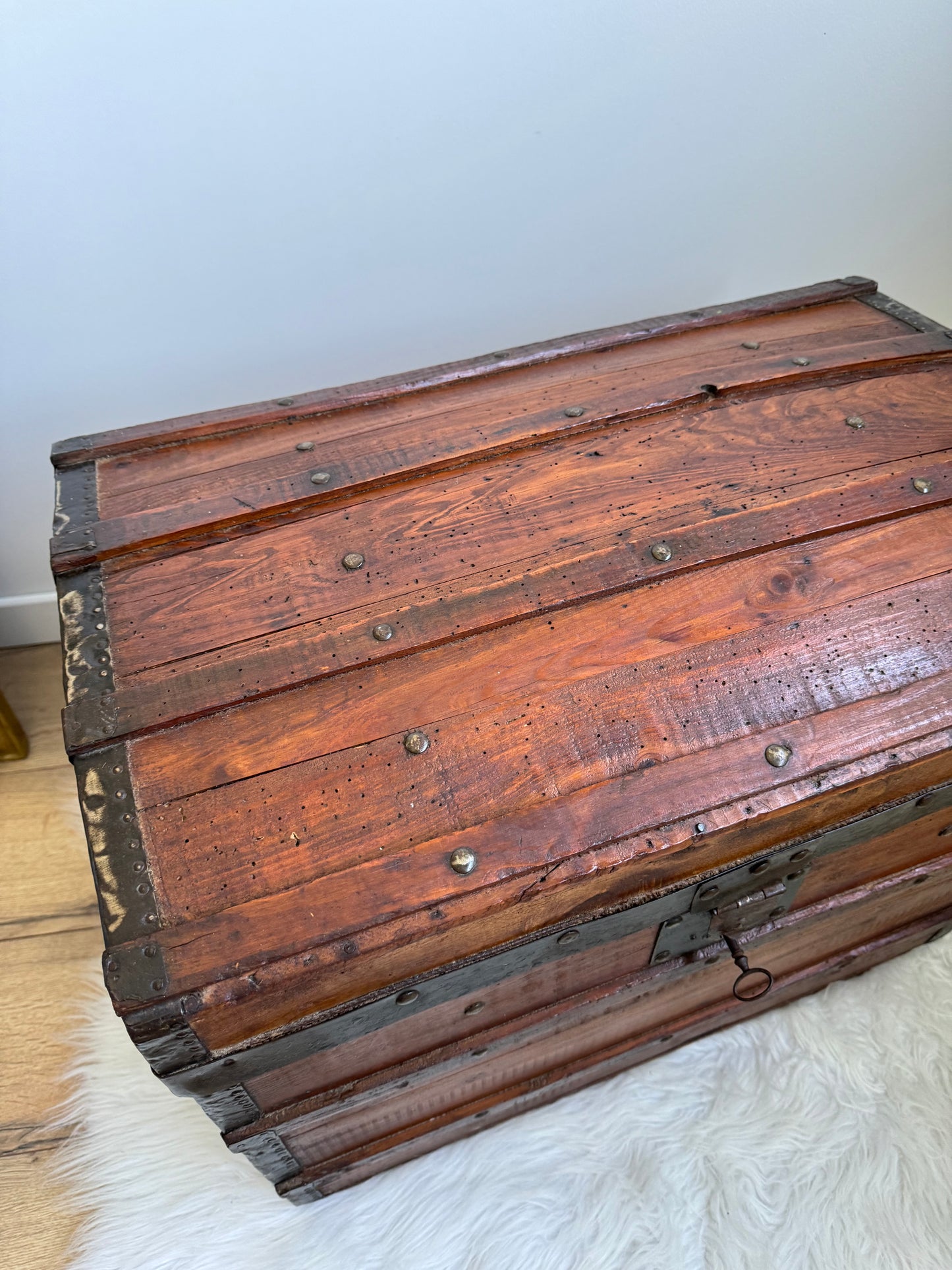 Grand coffre de rangement ancien