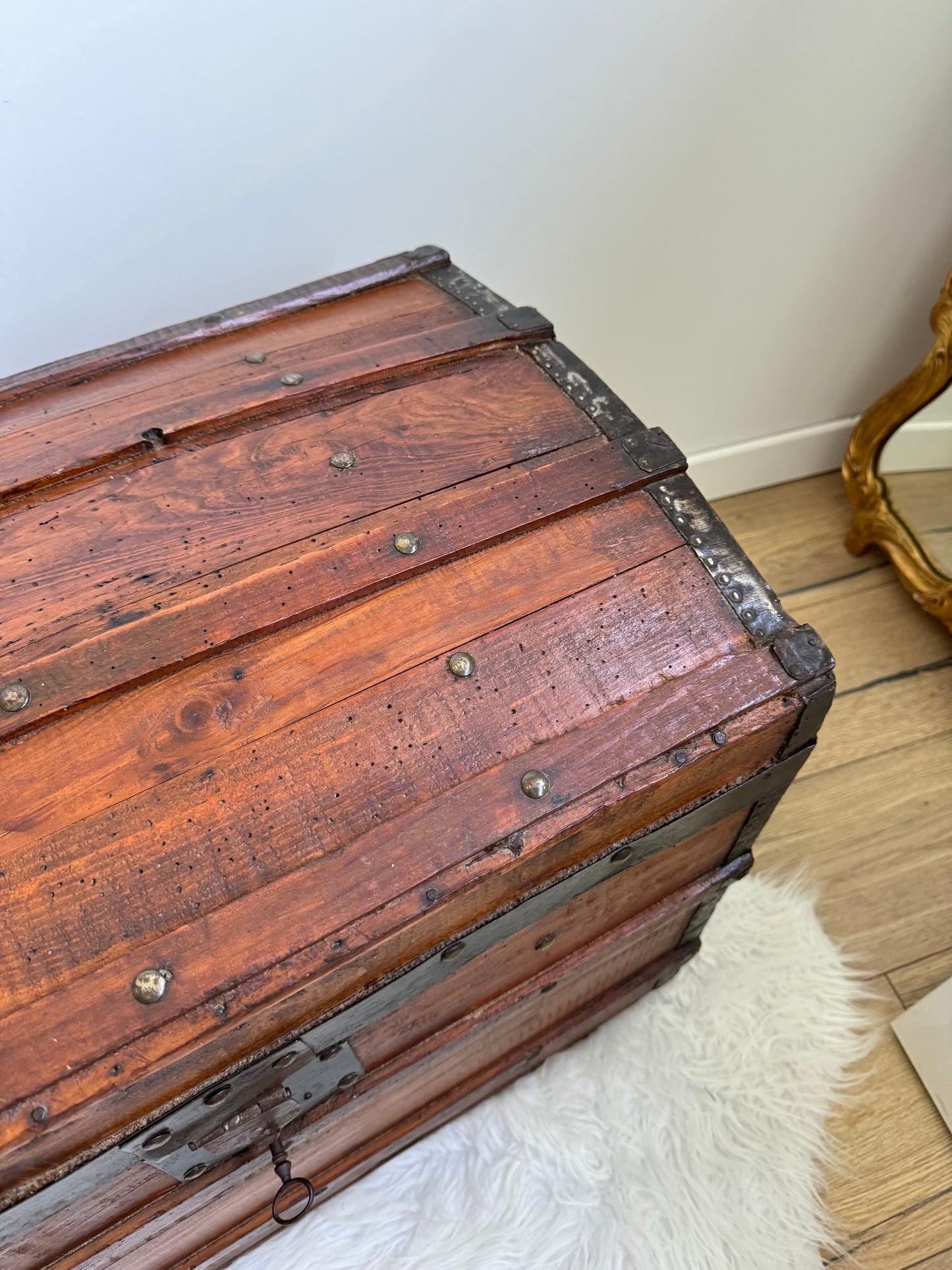 Grand coffre de rangement ancien
