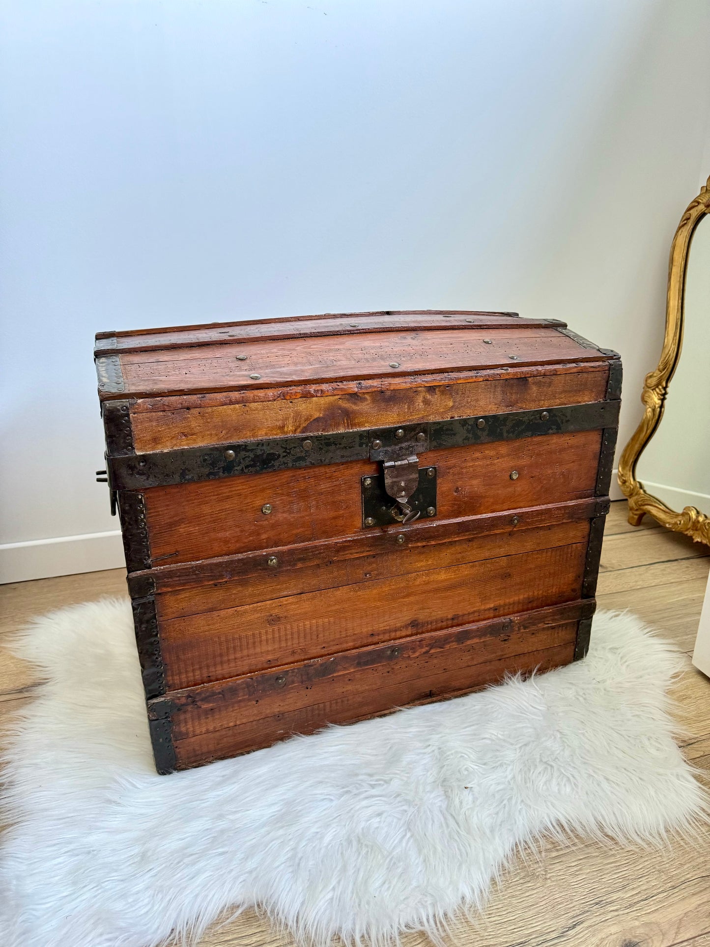 Grand coffre de rangement ancien