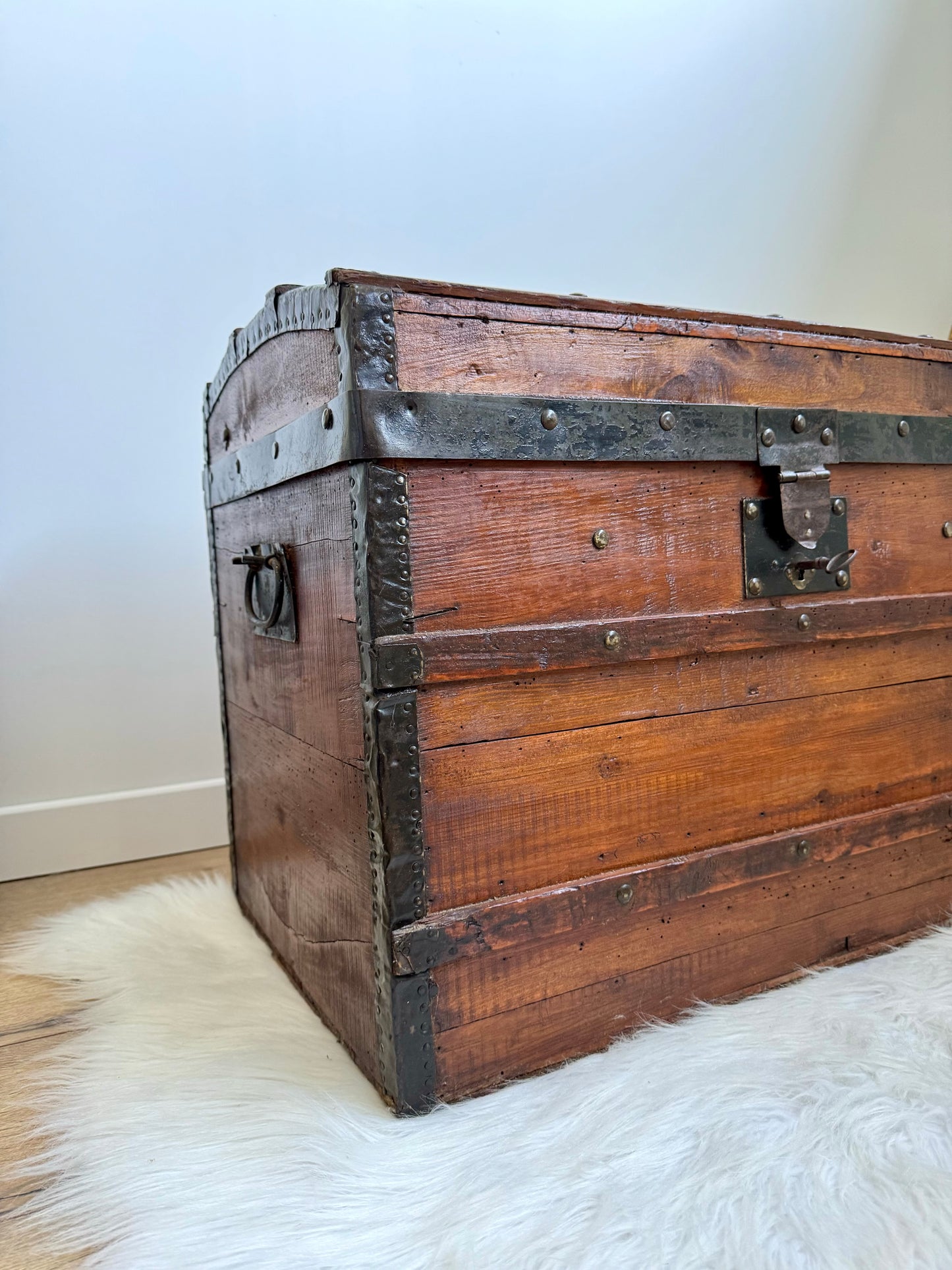 Grand coffre de rangement ancien