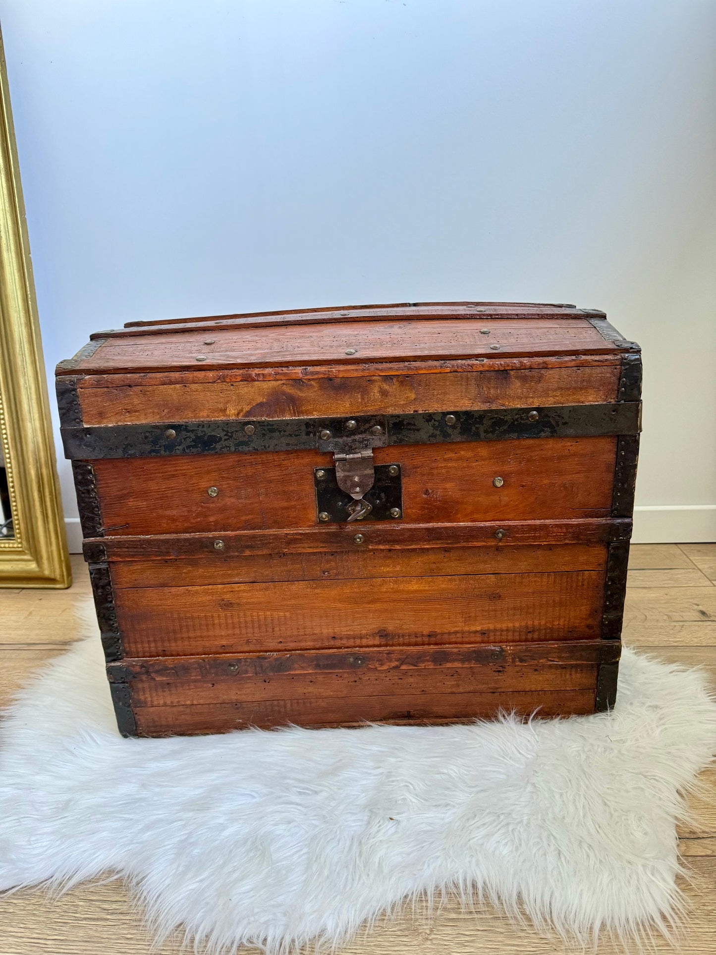 Grand coffre de rangement ancien