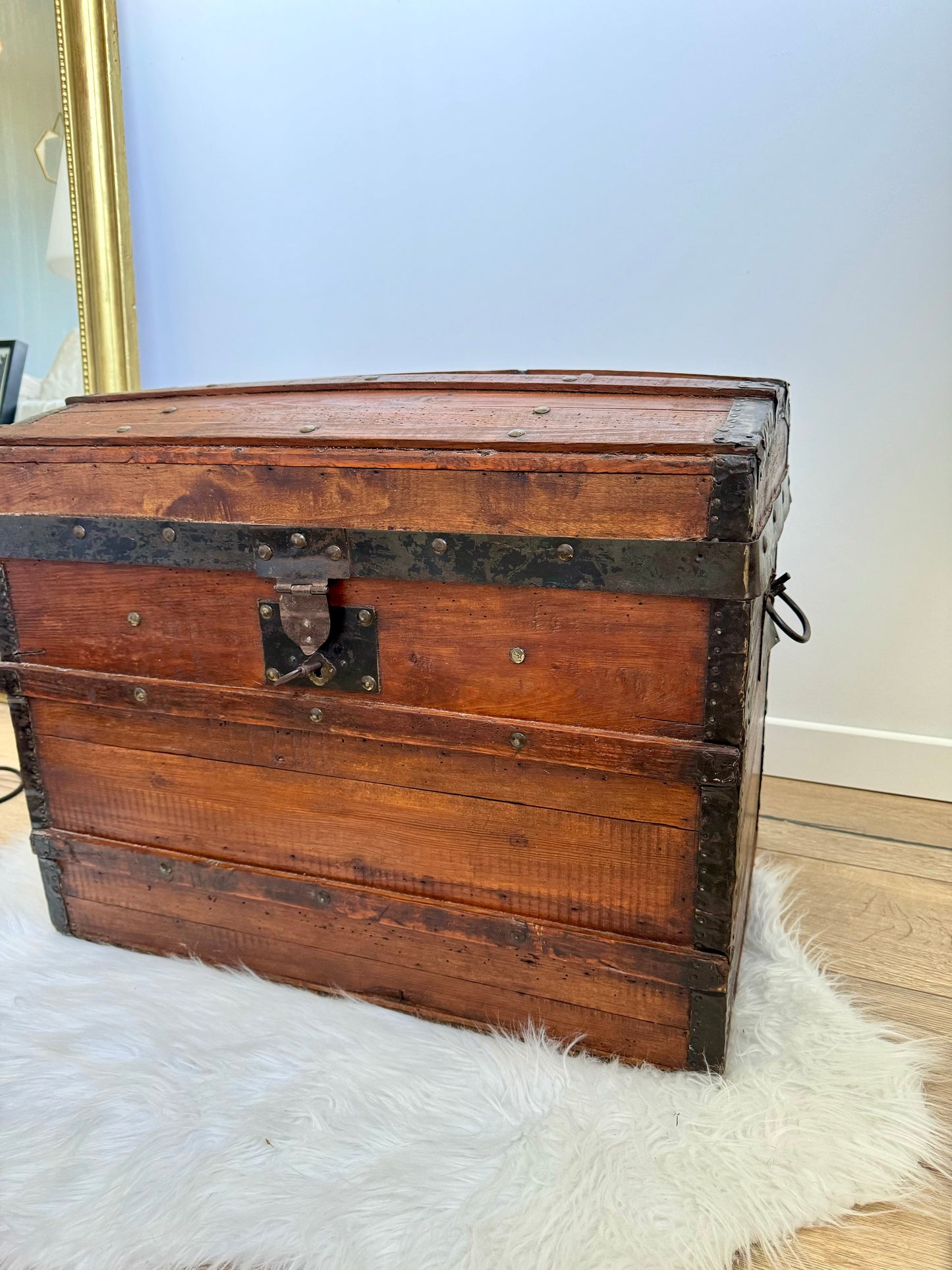 Grand coffre de rangement ancien