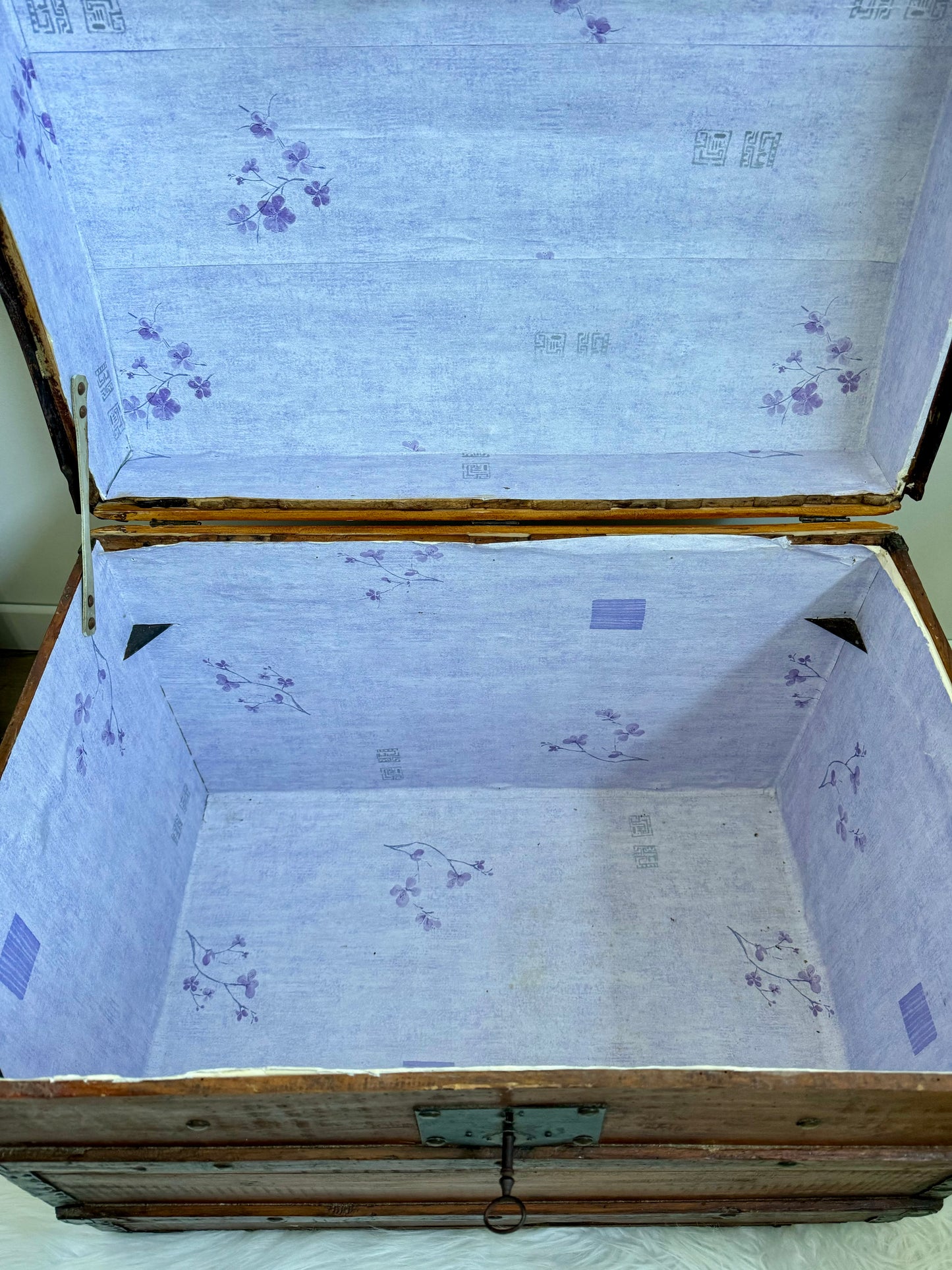 Grand coffre de rangement ancien