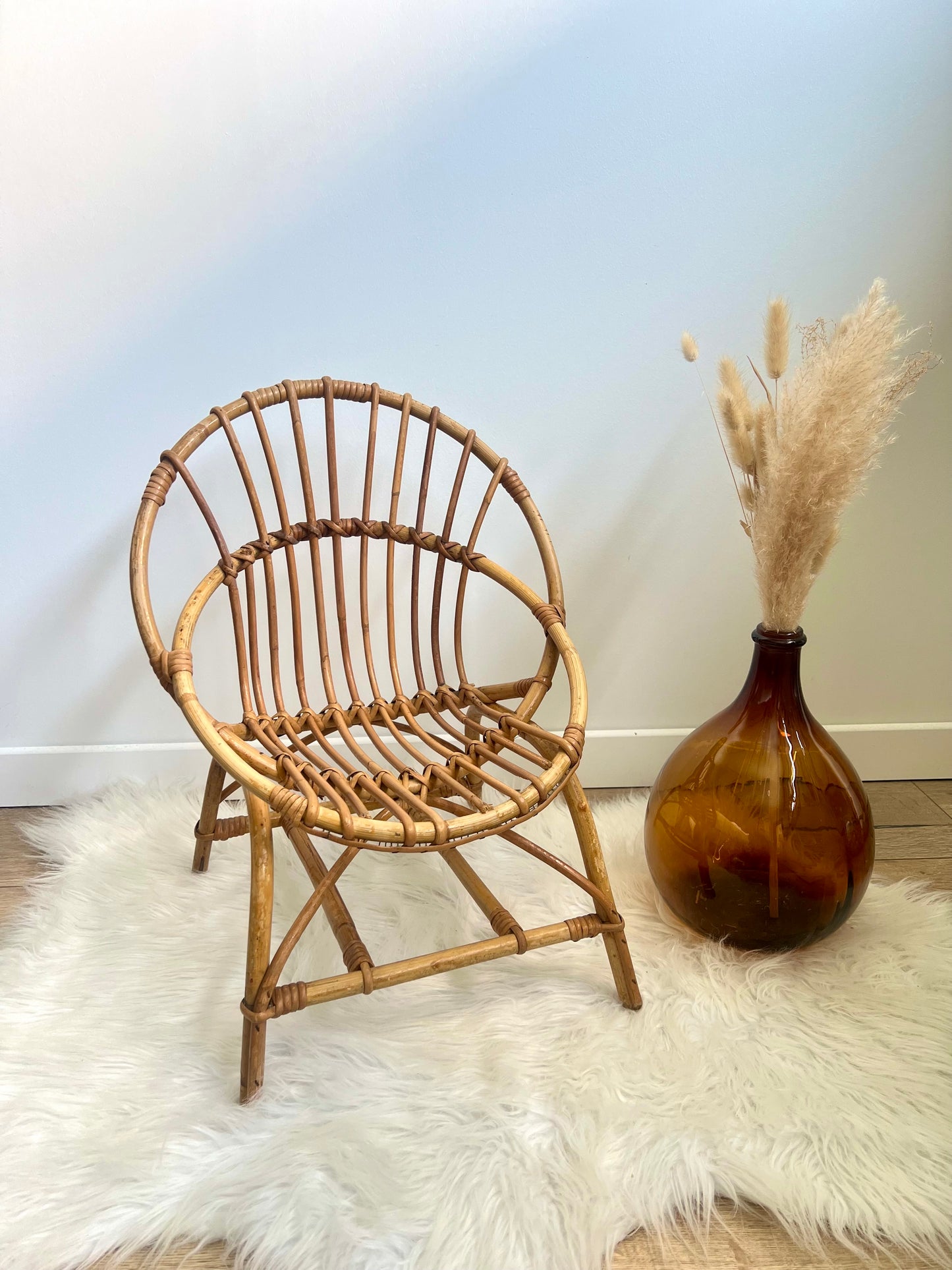 Chaise enfant en rotin, forme corbeille