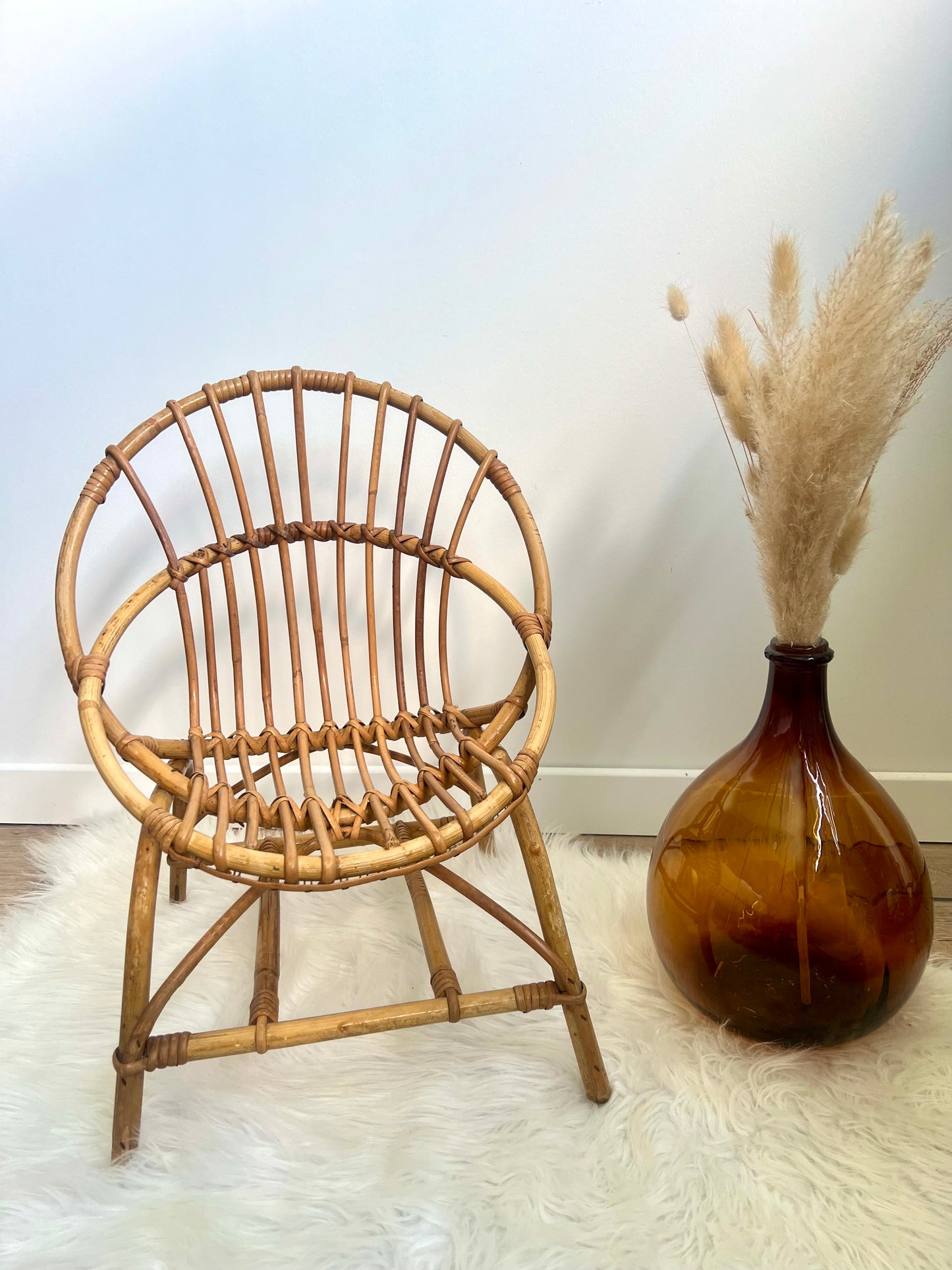 Chaise enfant en rotin, forme corbeille