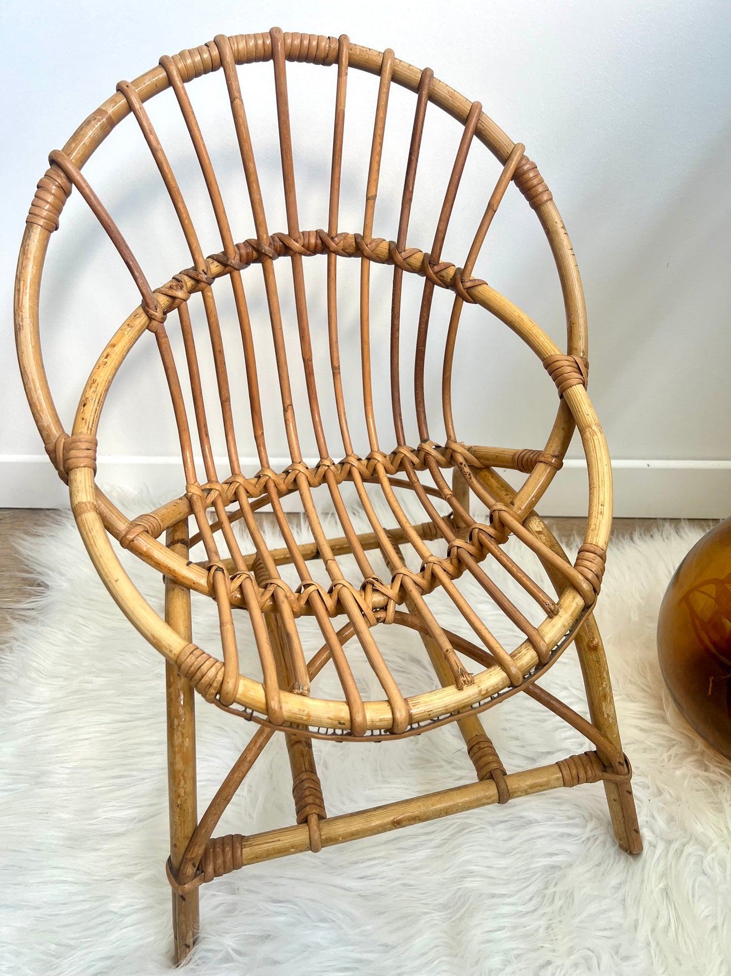 Chaise enfant en rotin, forme corbeille