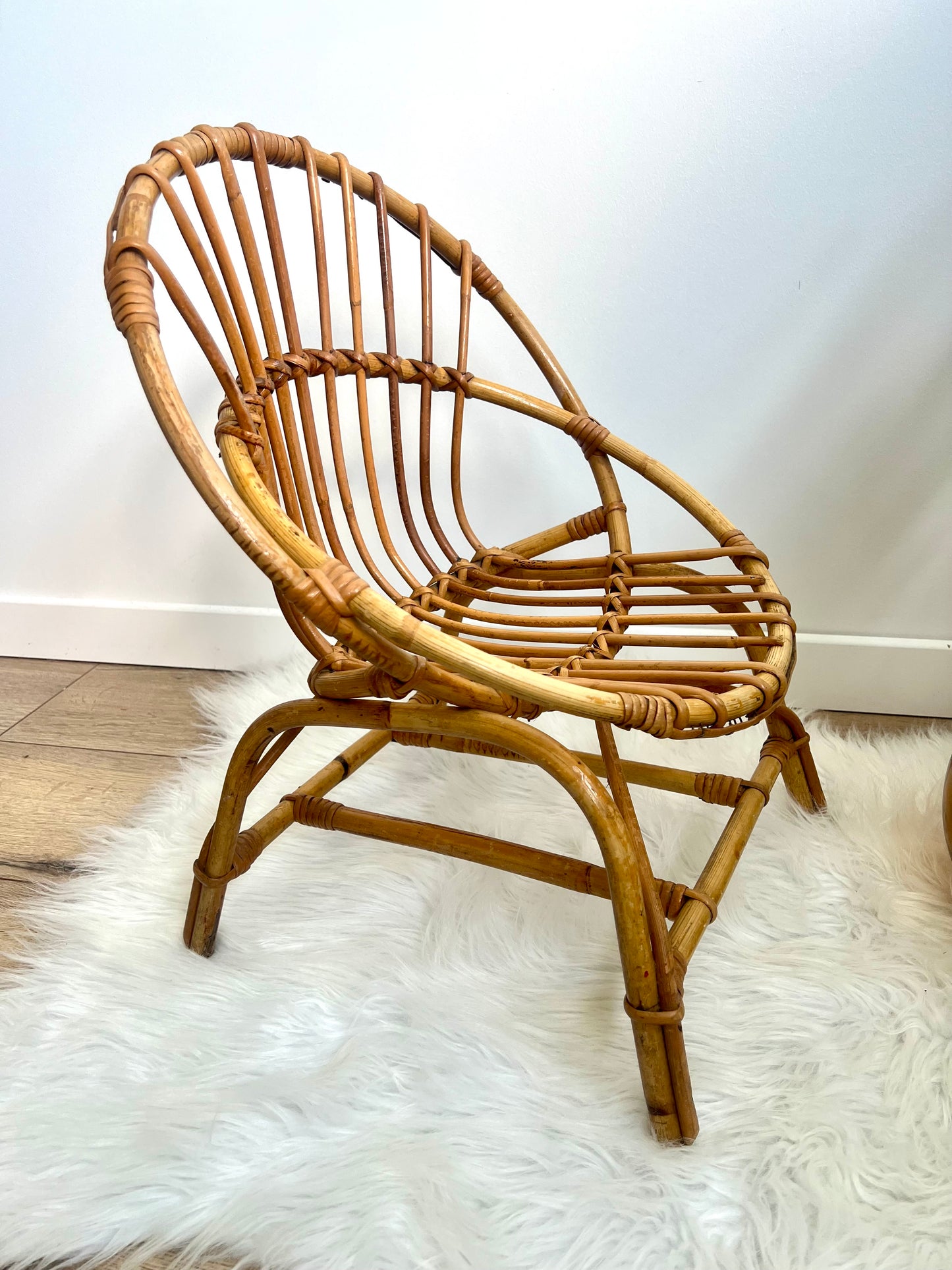 Chaise enfant en rotin, forme corbeille