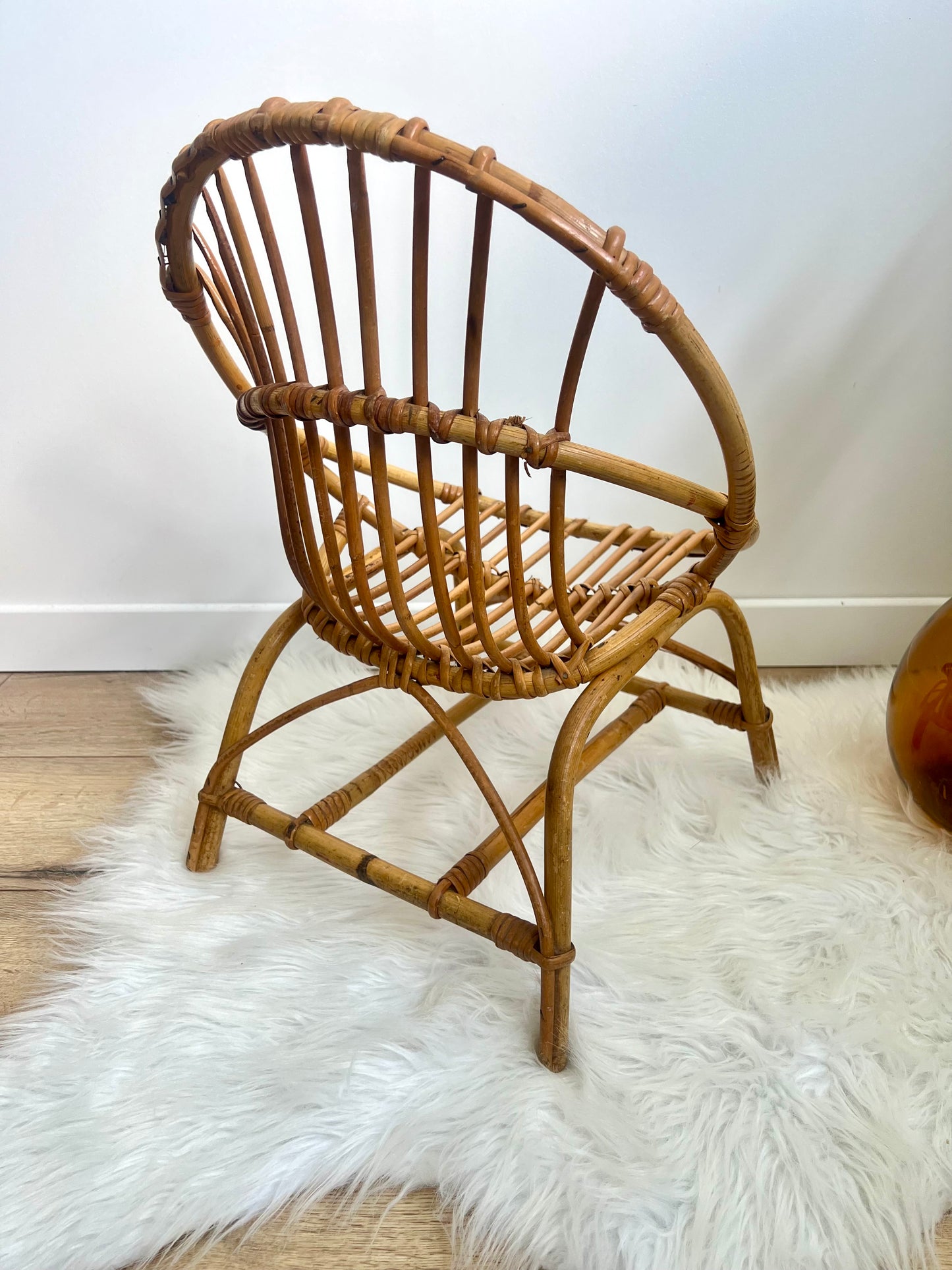Chaise enfant en rotin, forme corbeille