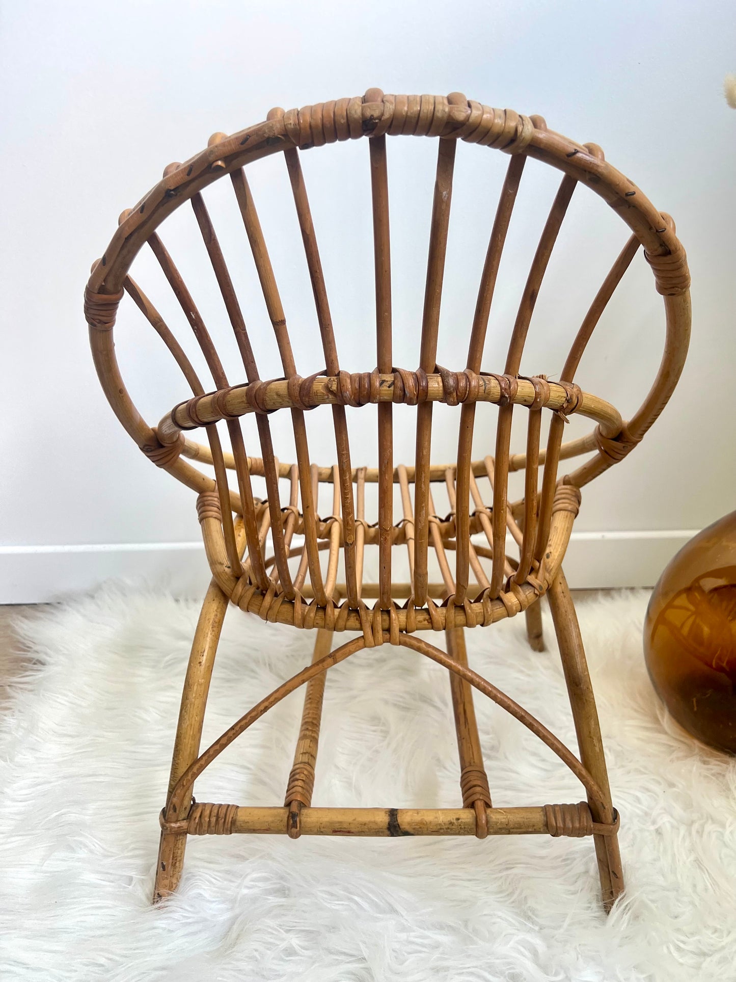 Chaise enfant en rotin, forme corbeille