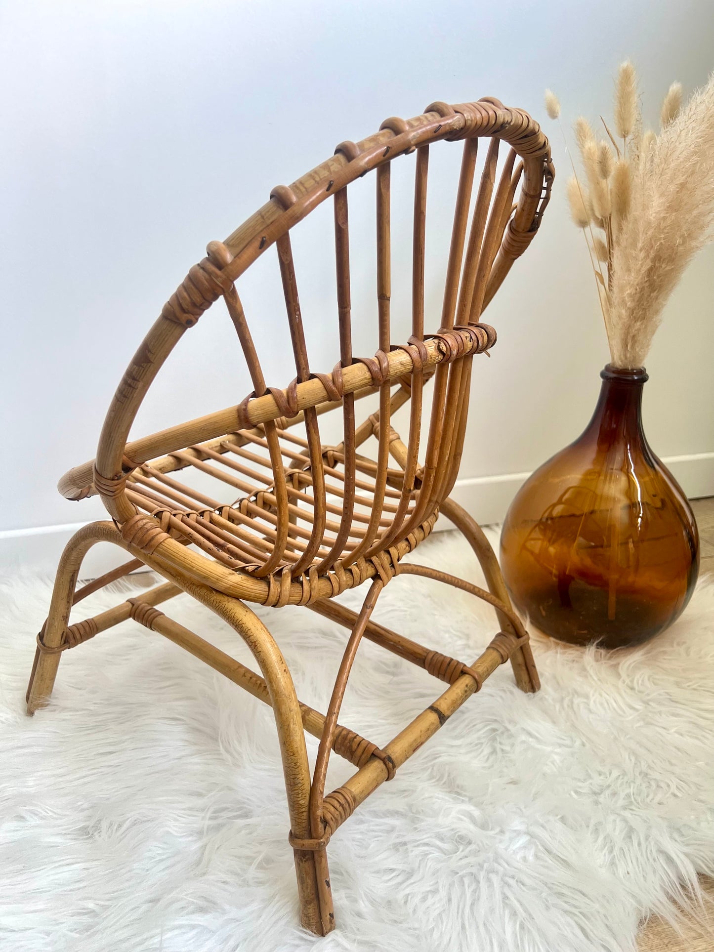 Chaise enfant en rotin, forme corbeille