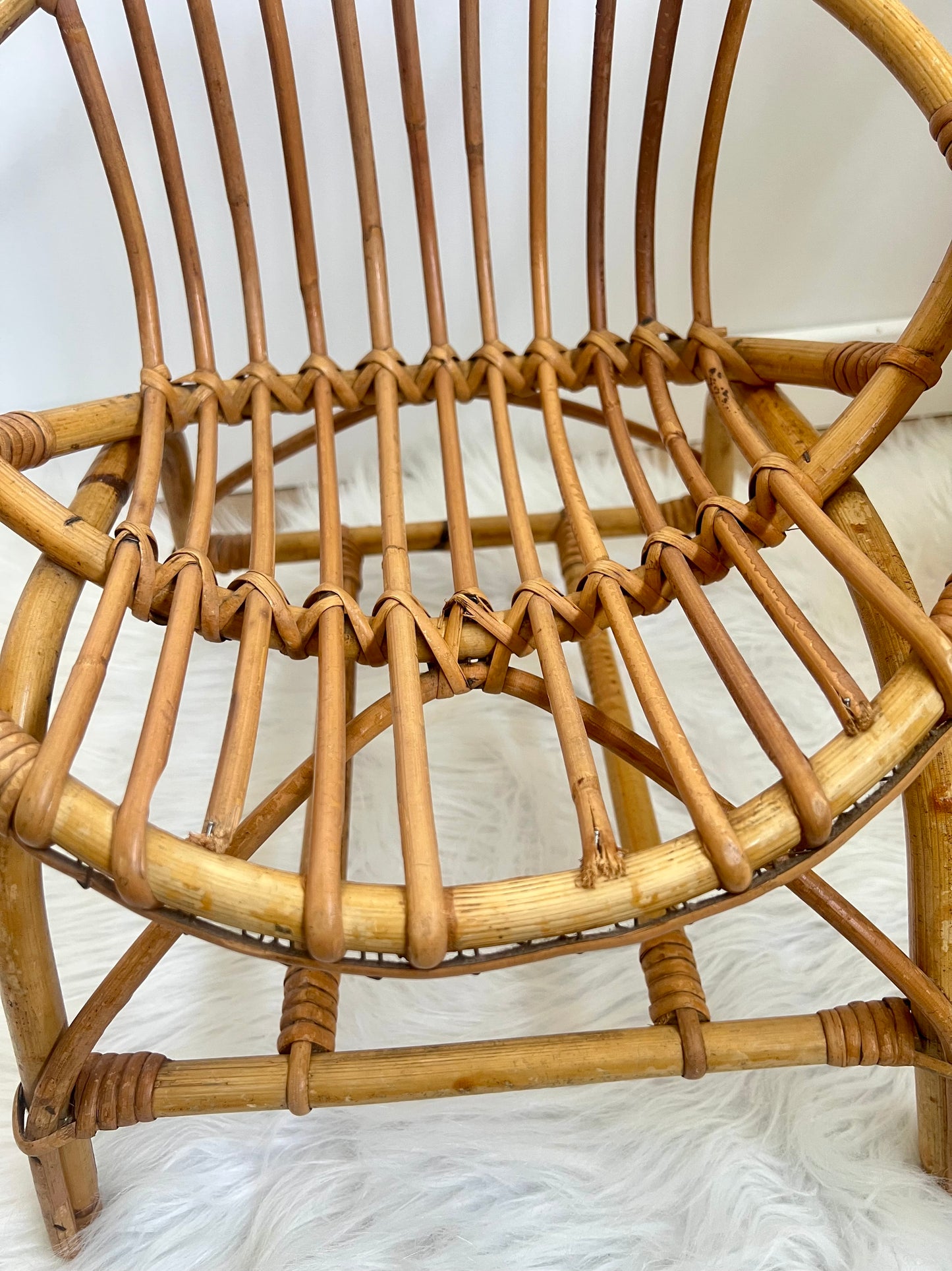 Chaise enfant en rotin, forme corbeille