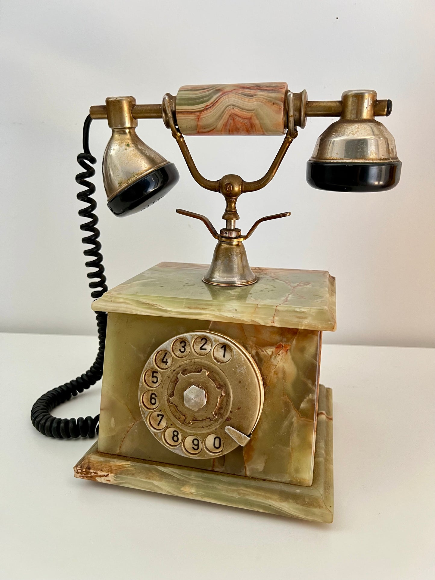 Téléphone ancien en onyx