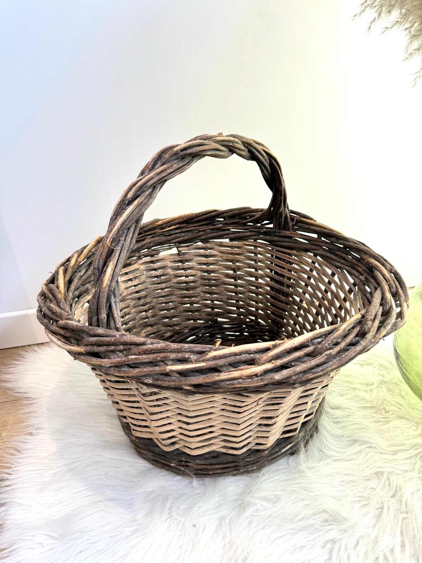 Panier ancien rond en osier bicolore