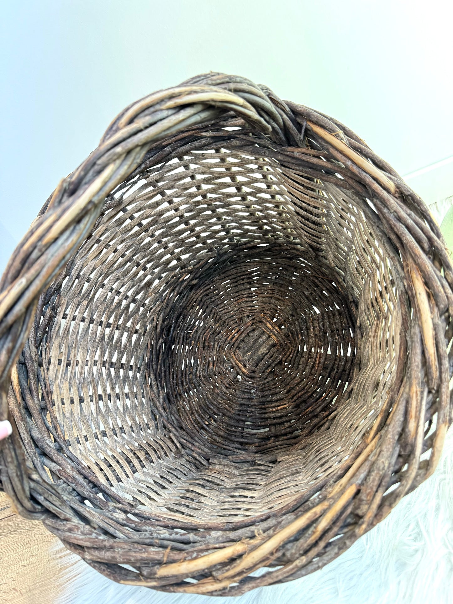 Panier ancien rond en osier bicolore