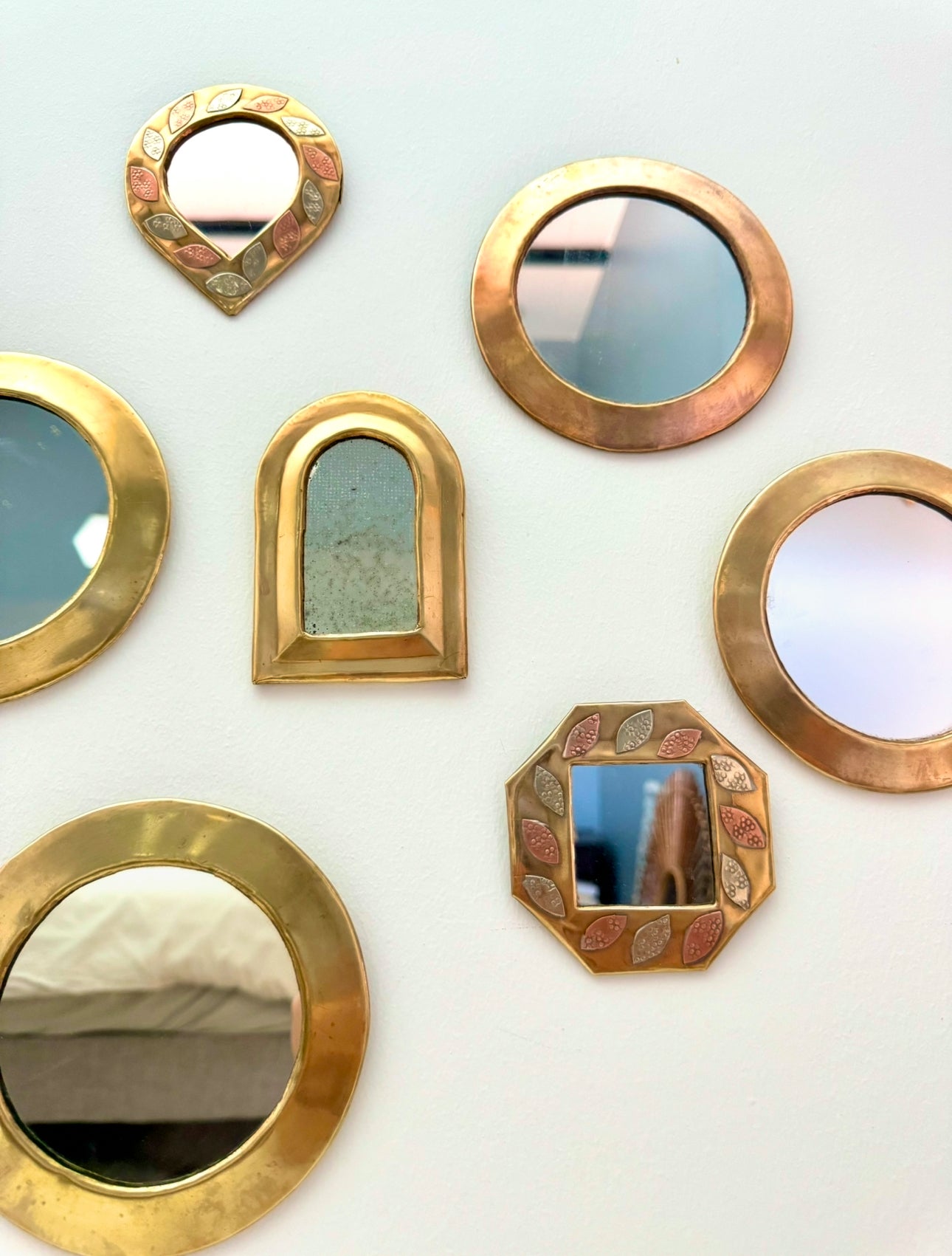 Accumulation de miroirs en laiton